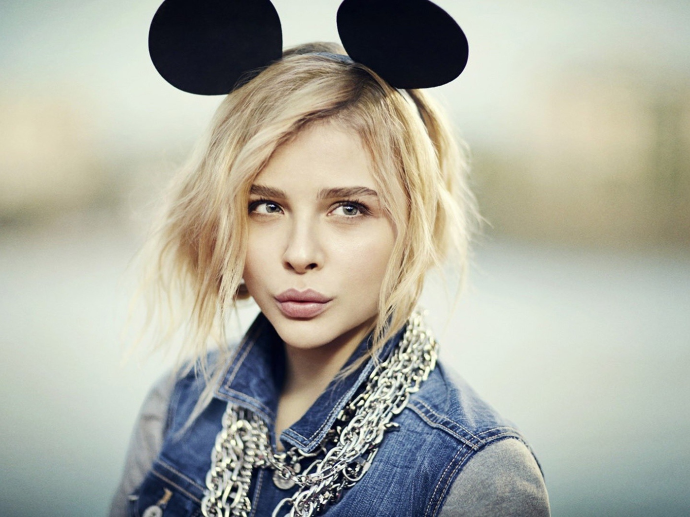 Забавные ушки у Хлои Грейс Моретц