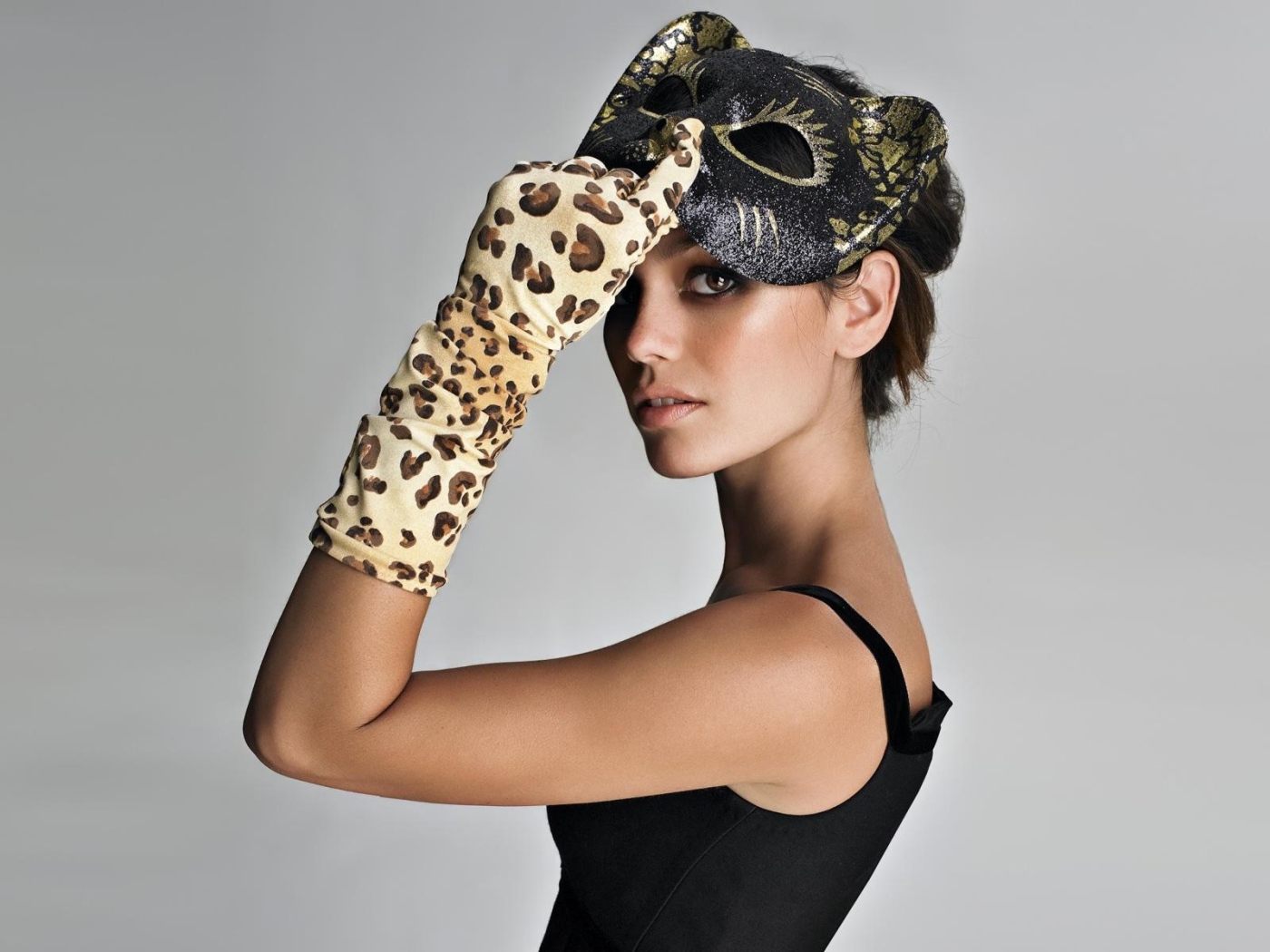 Девушка Рэйчел Билсон в маске леопарда