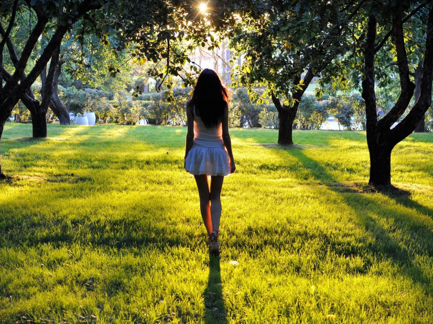 Девушка среди деревьев в парке