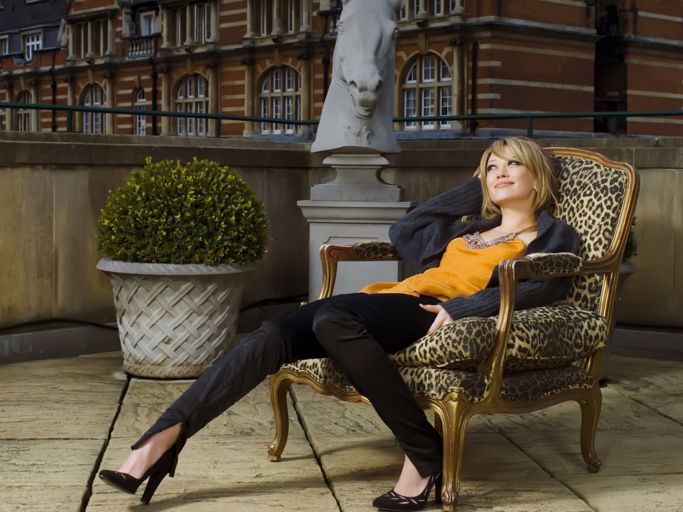 Девушка замечталась сидя на кресле