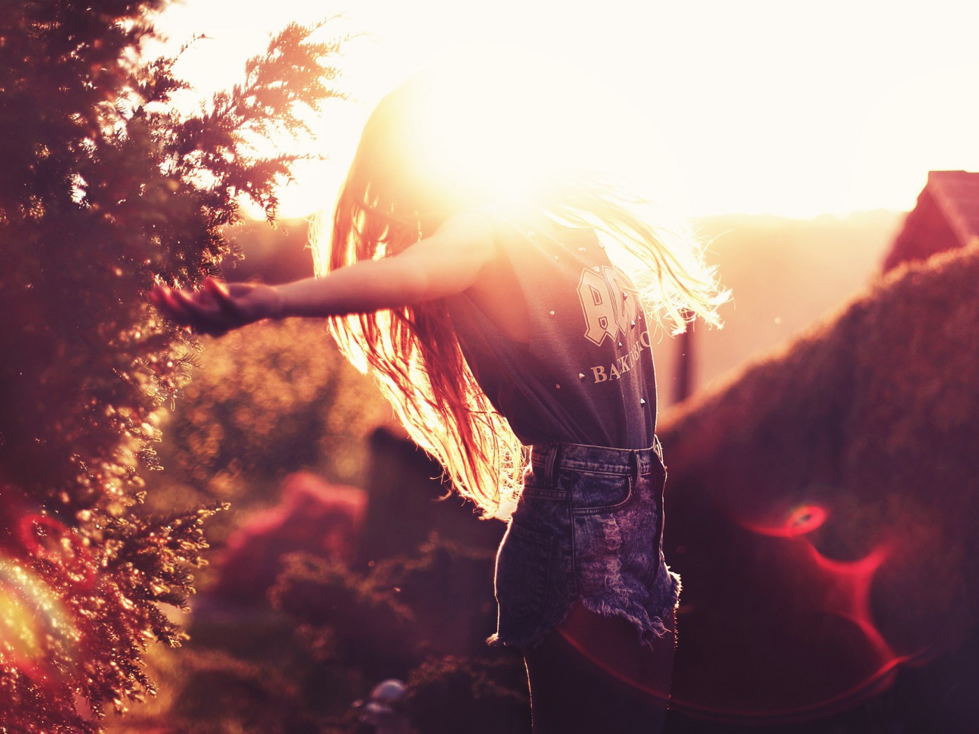 Девушка радуется солнцу