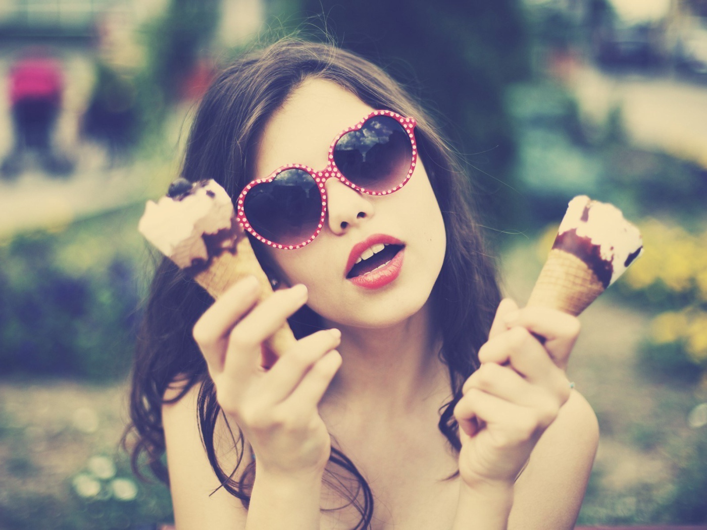 Девушка держит в руках мороженое