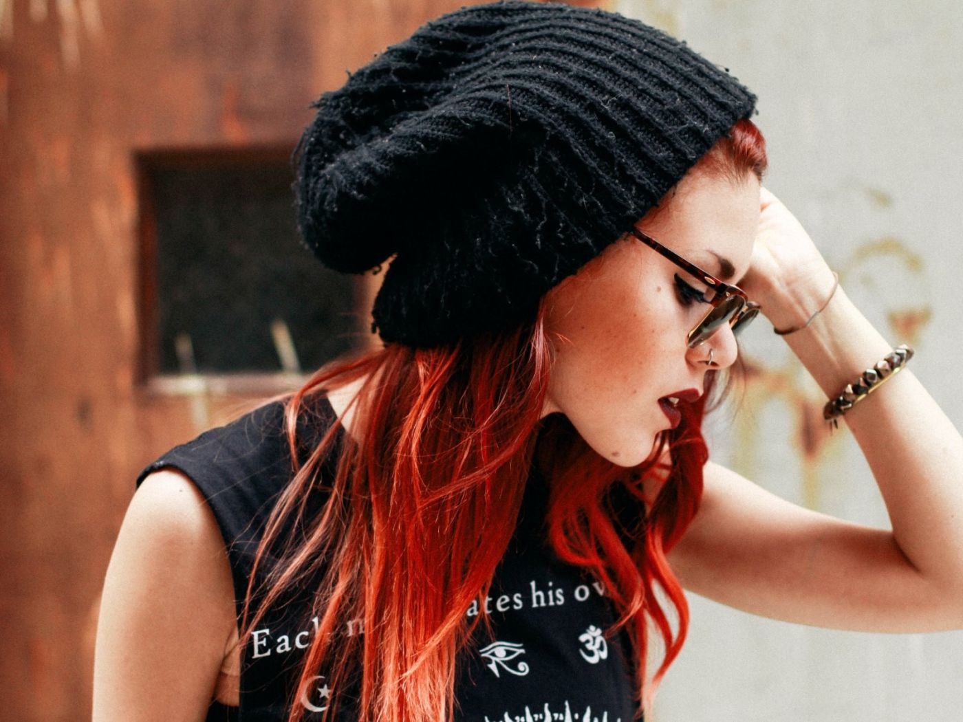 Девушка в черной вязанной шапке