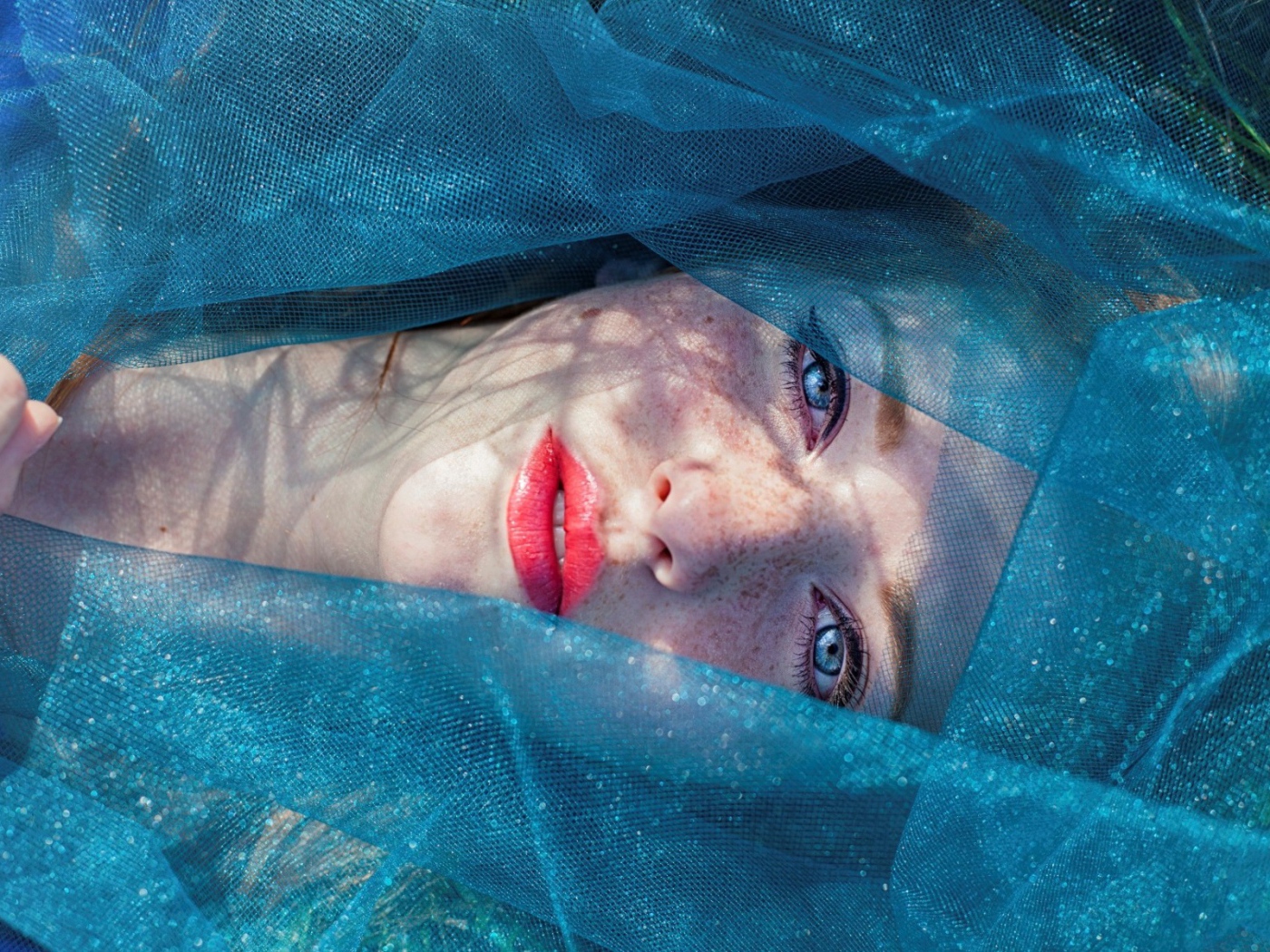 Девушка в голубой сетке