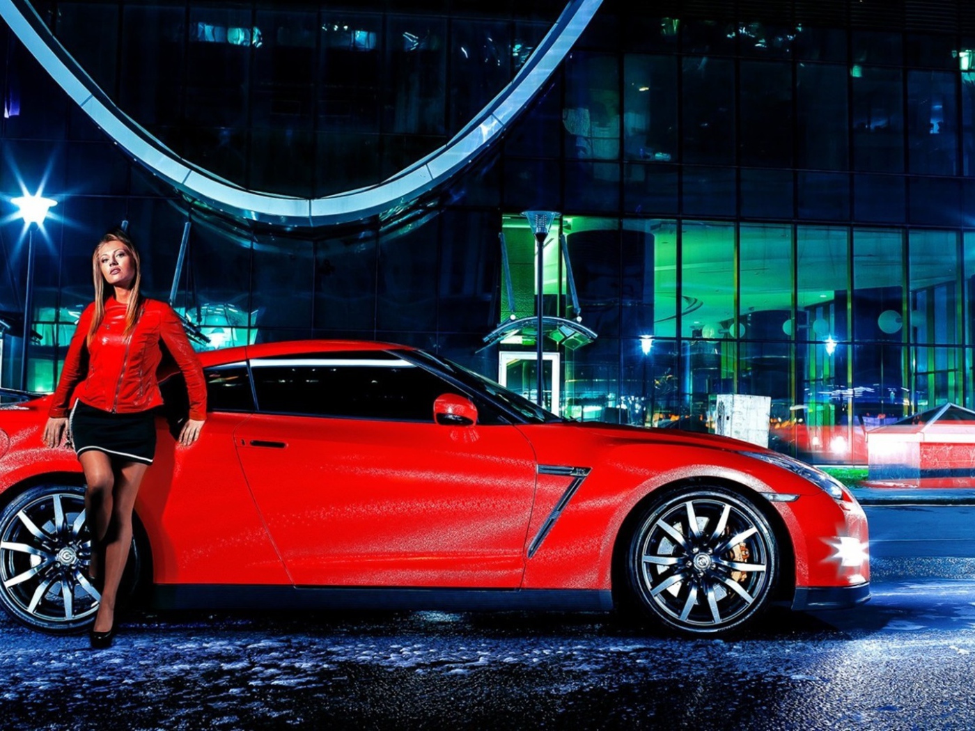 Девушка в красной куртке у автомобиля Nissan GT-R