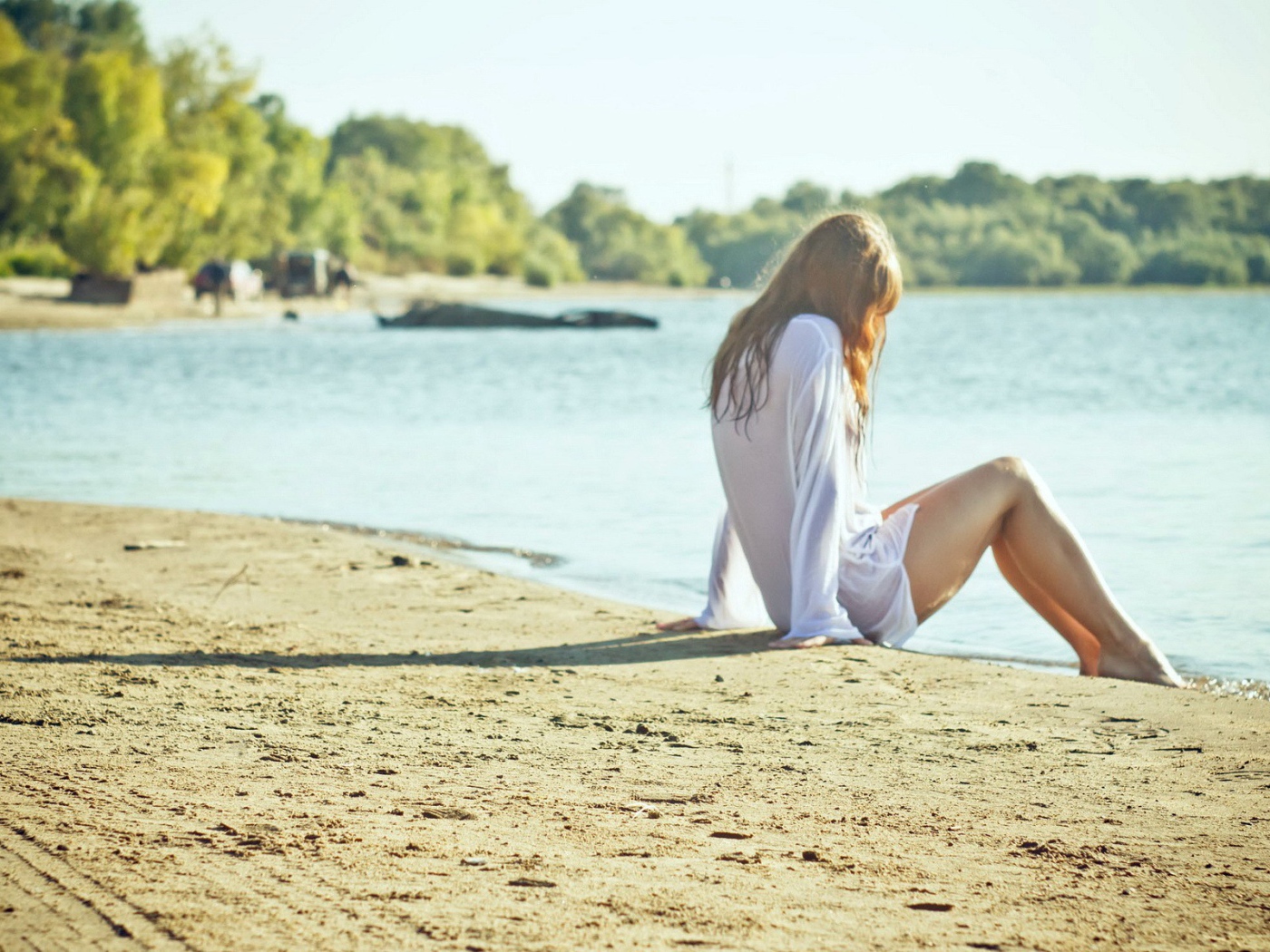 Девушка в белой рубашке на берегу