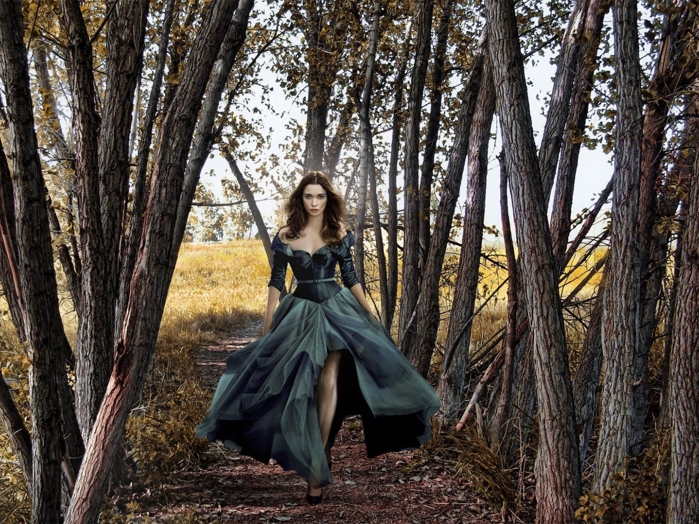 Девушка в черном платье среди деревьев