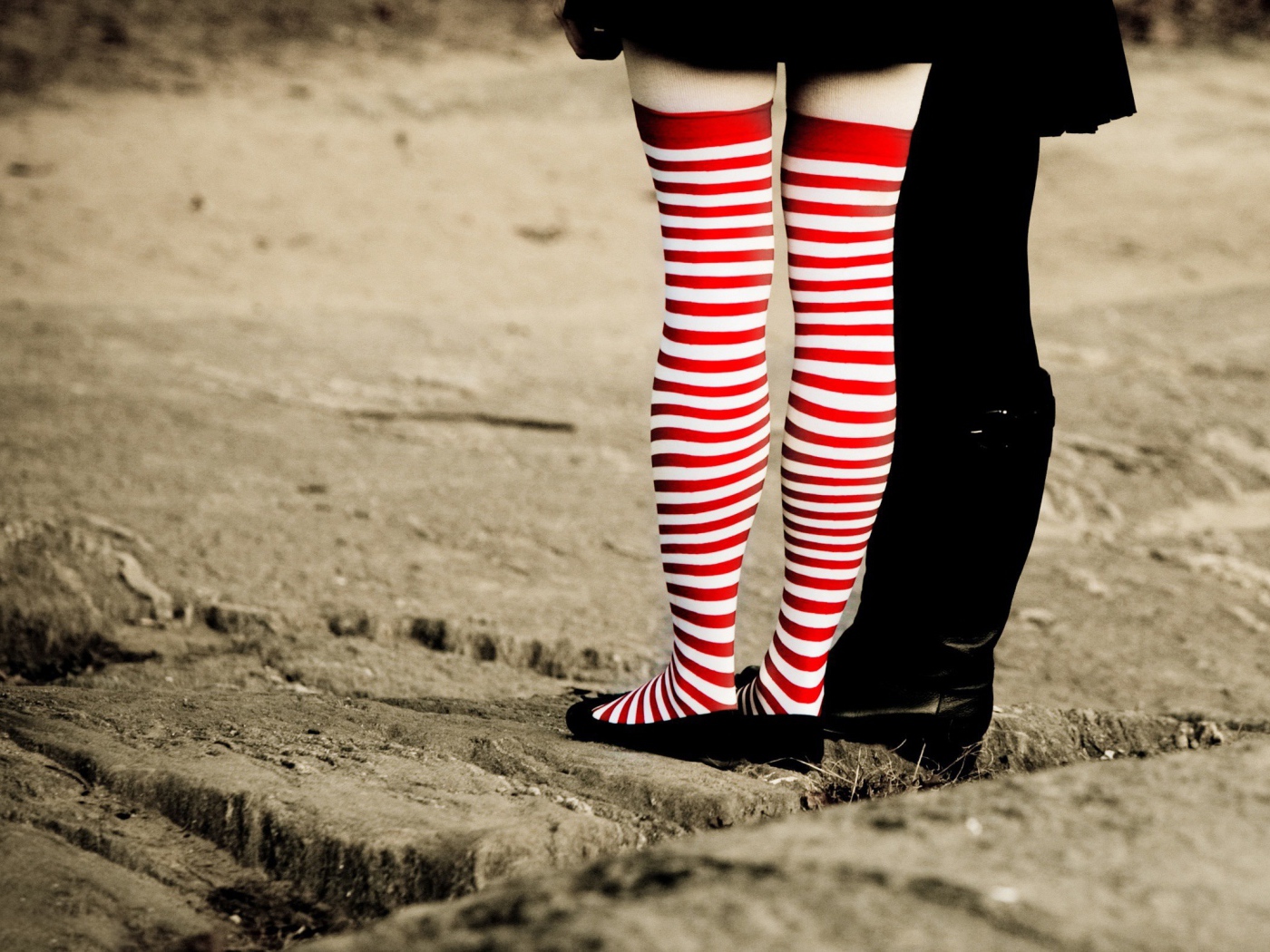 Девушка в чулках в красную и белую полосы
