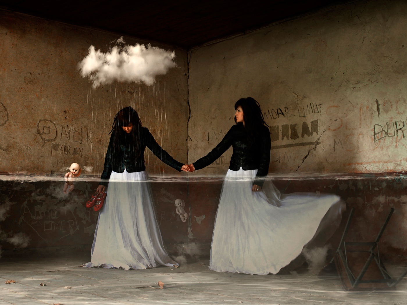 Девушки в комнате оказались под дождем