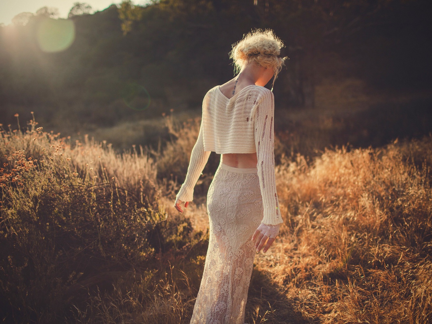 Девушка в белом наряде уходит вдаль