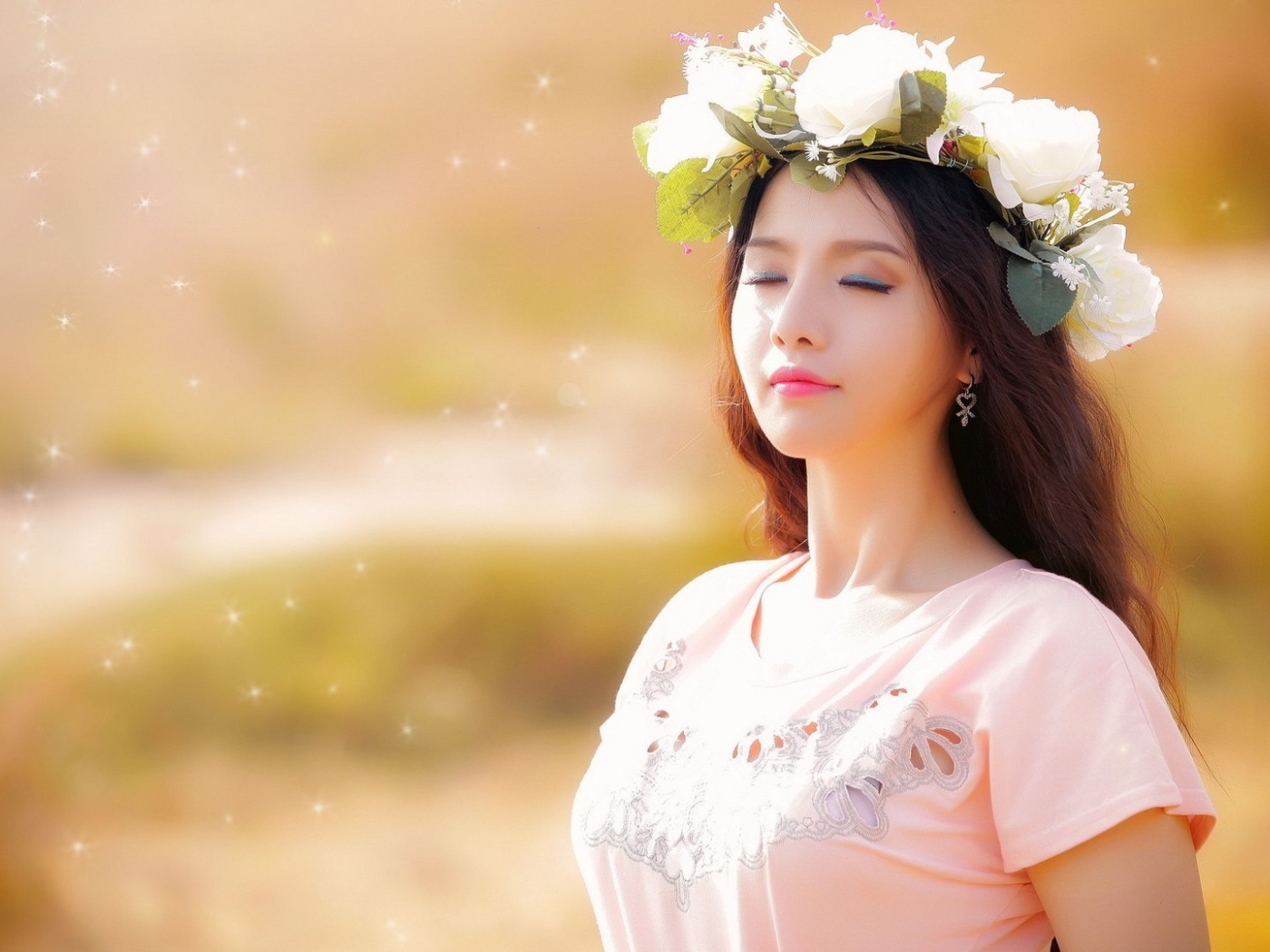 Девушка в белом венке прикрыла глаза