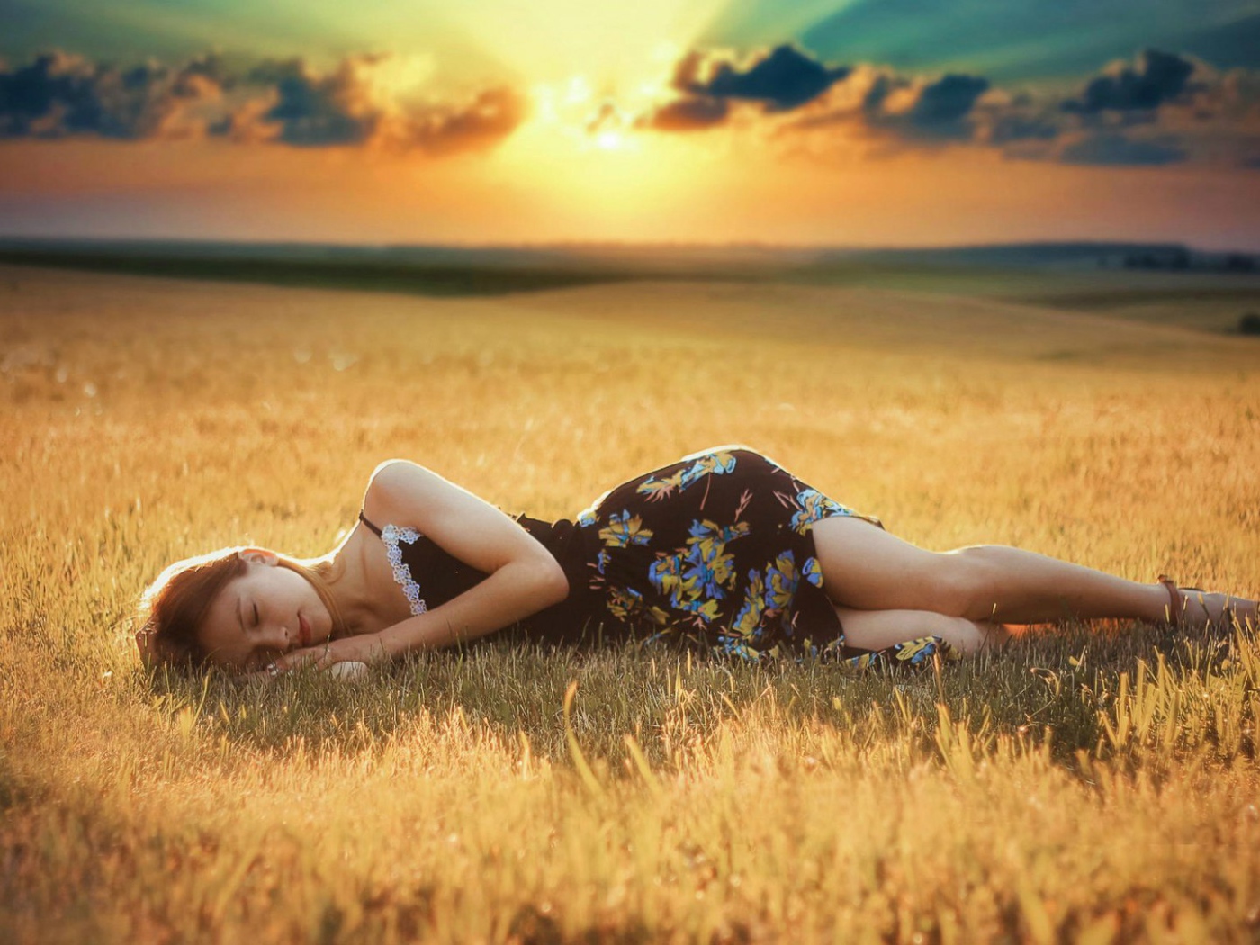 Девушка лежит на скошенном поле