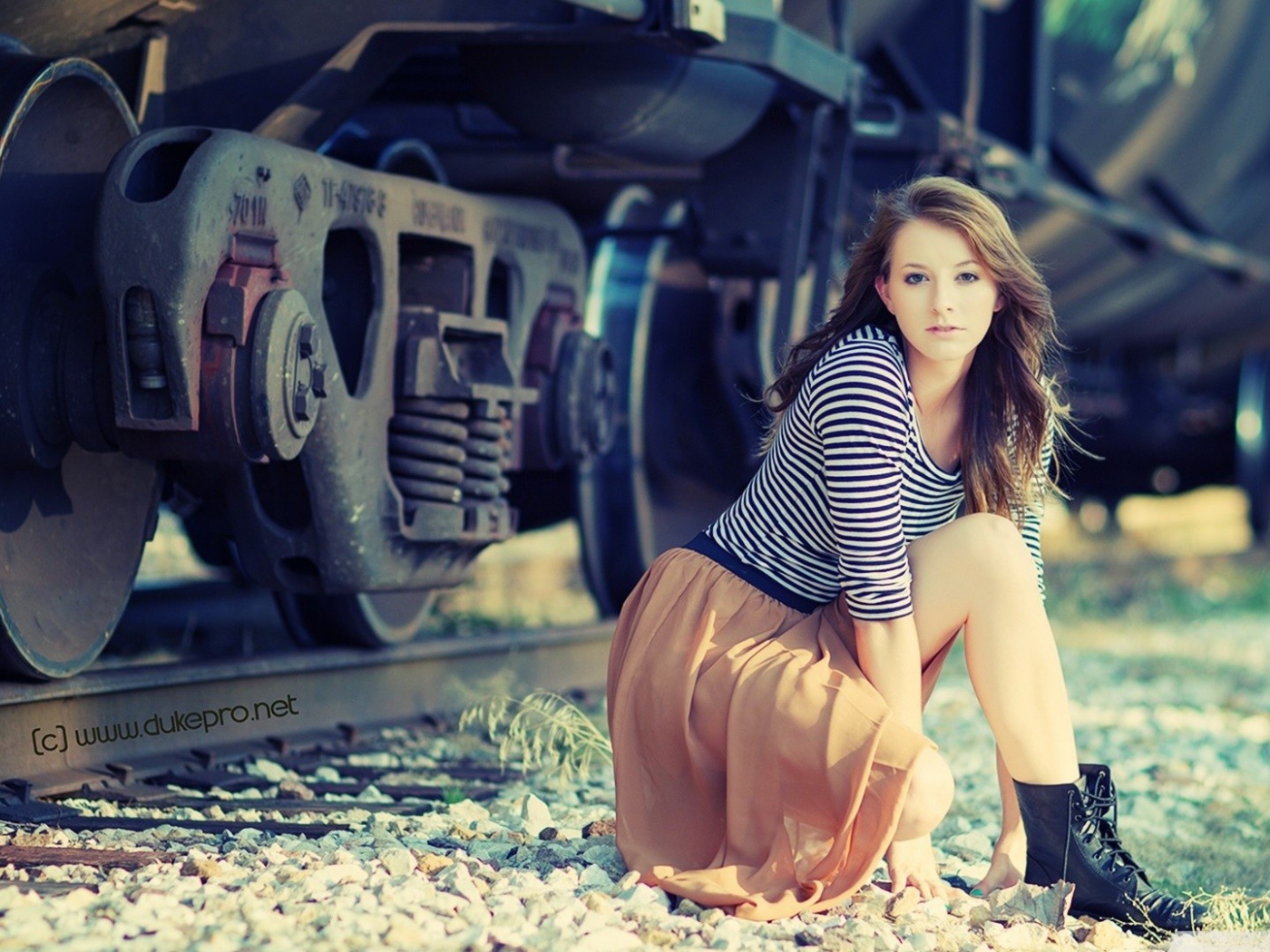 Девушка возле железной дороги