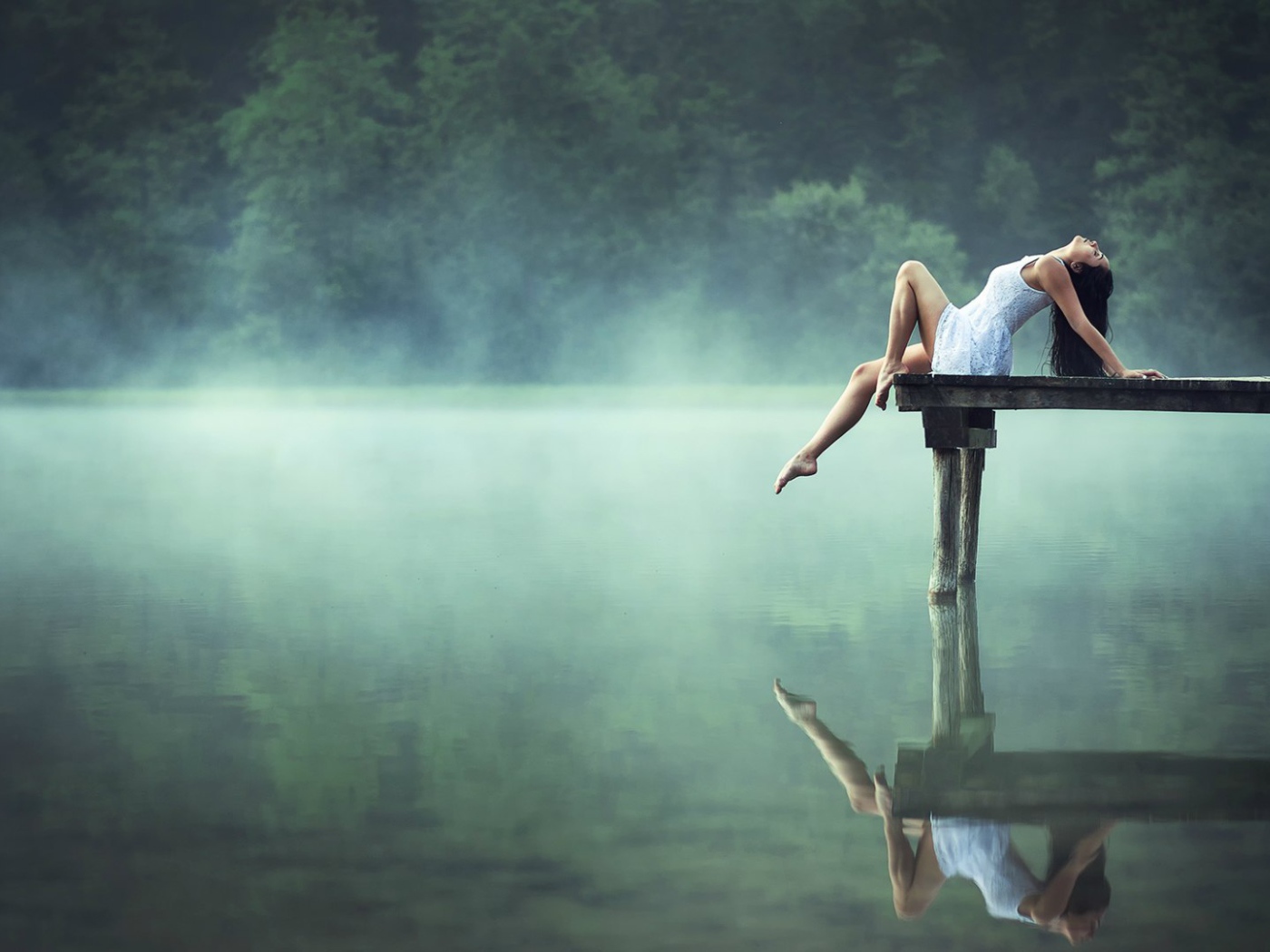 Девушка на пристани ранним утром