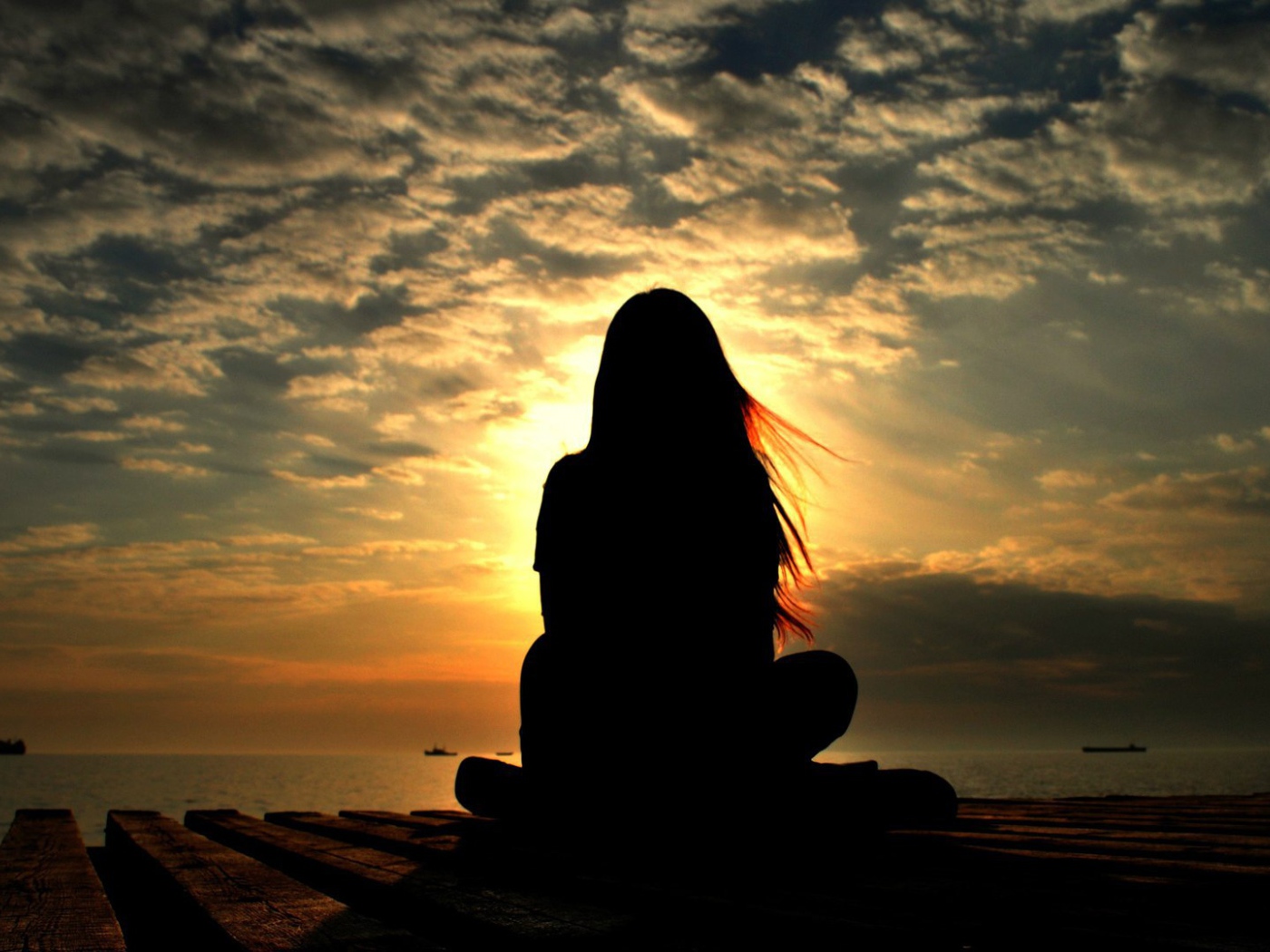 Силуэт девушки на фоне заката