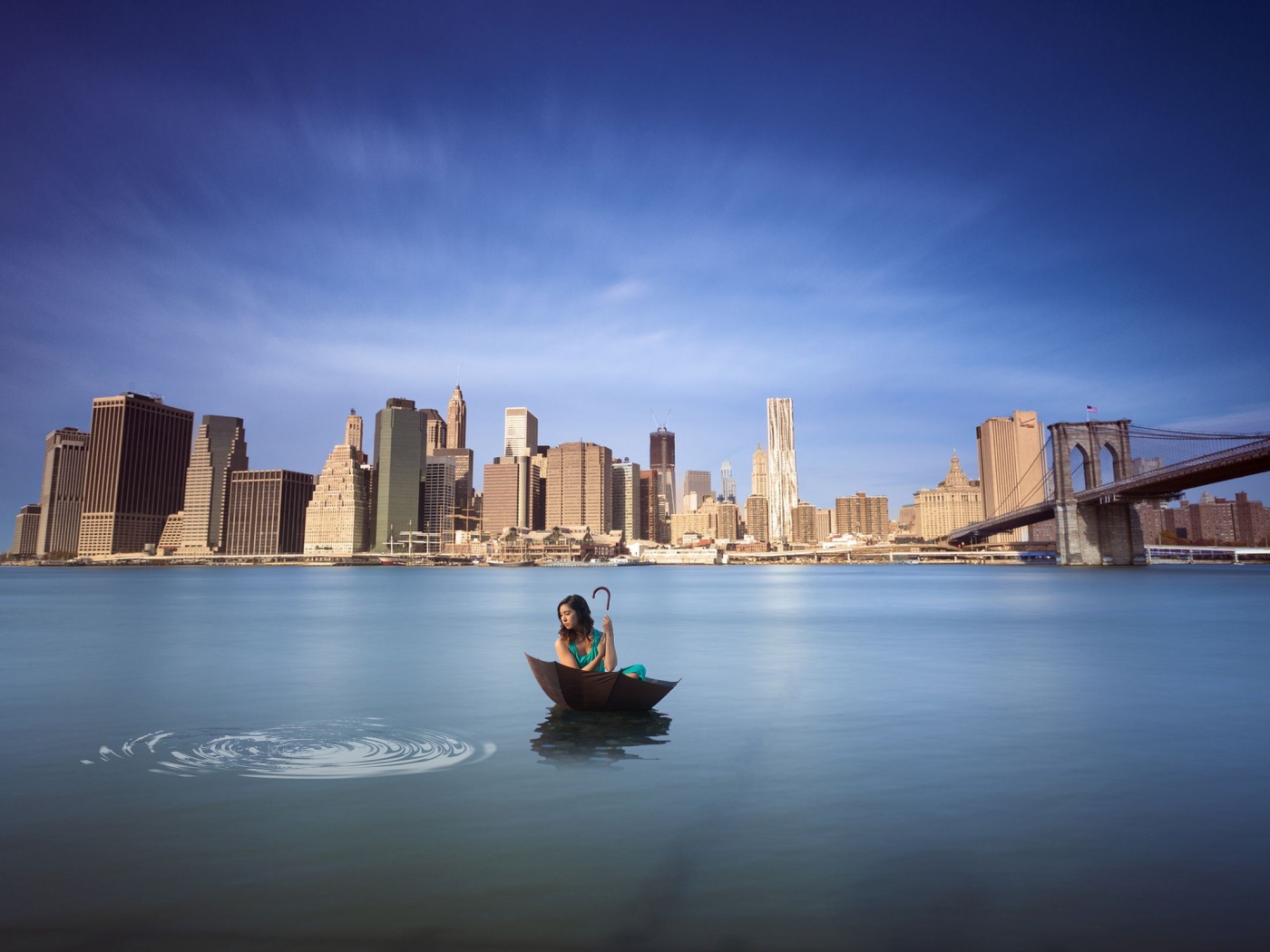 Девушка плывет на зонте