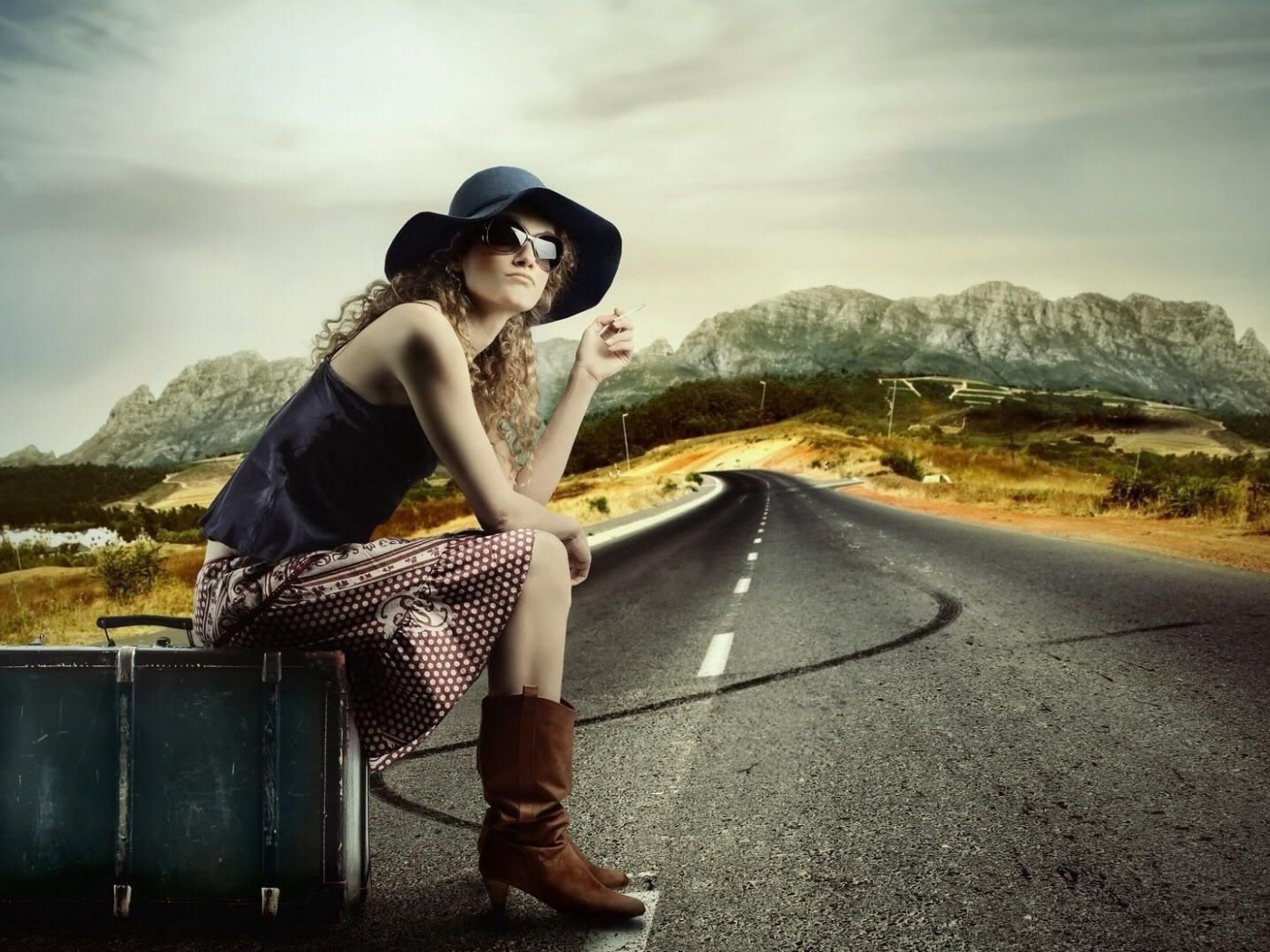 Девушка ждет попутную машину