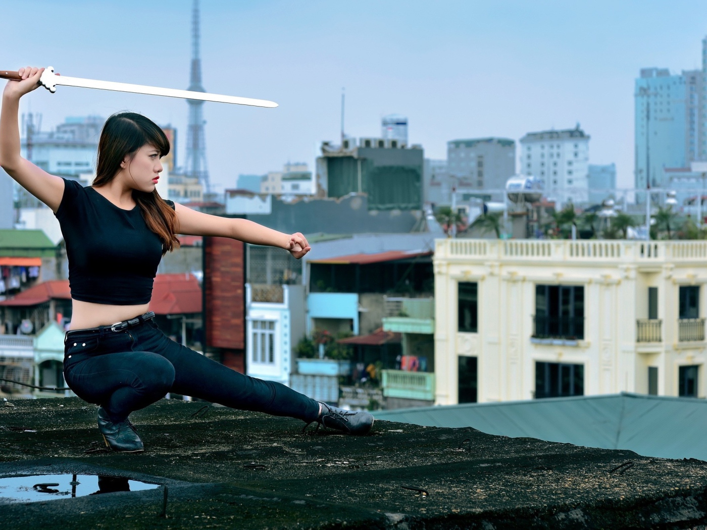 Девушка с мечом в руке на крыше