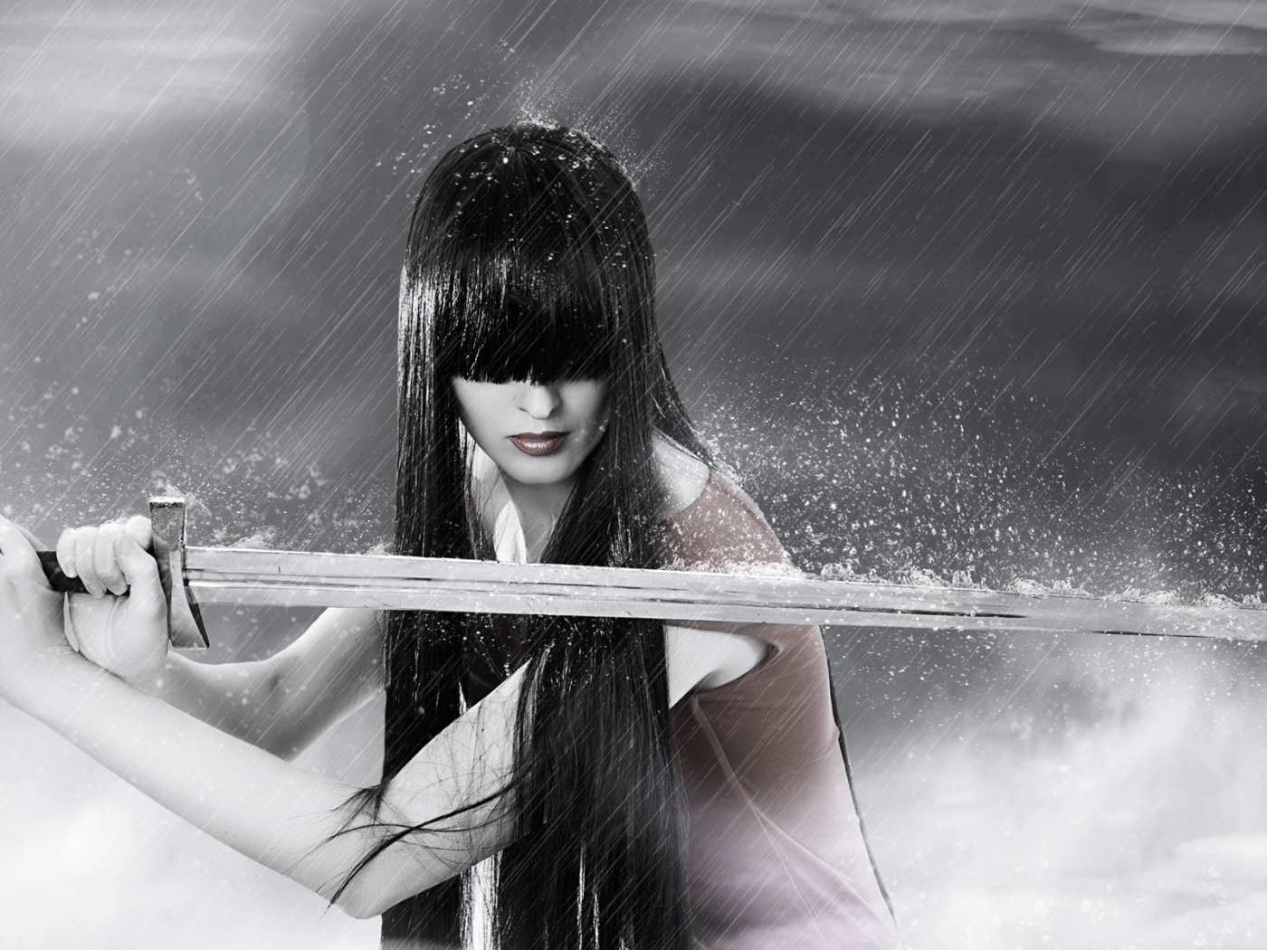 Девушка с мечом под дождем