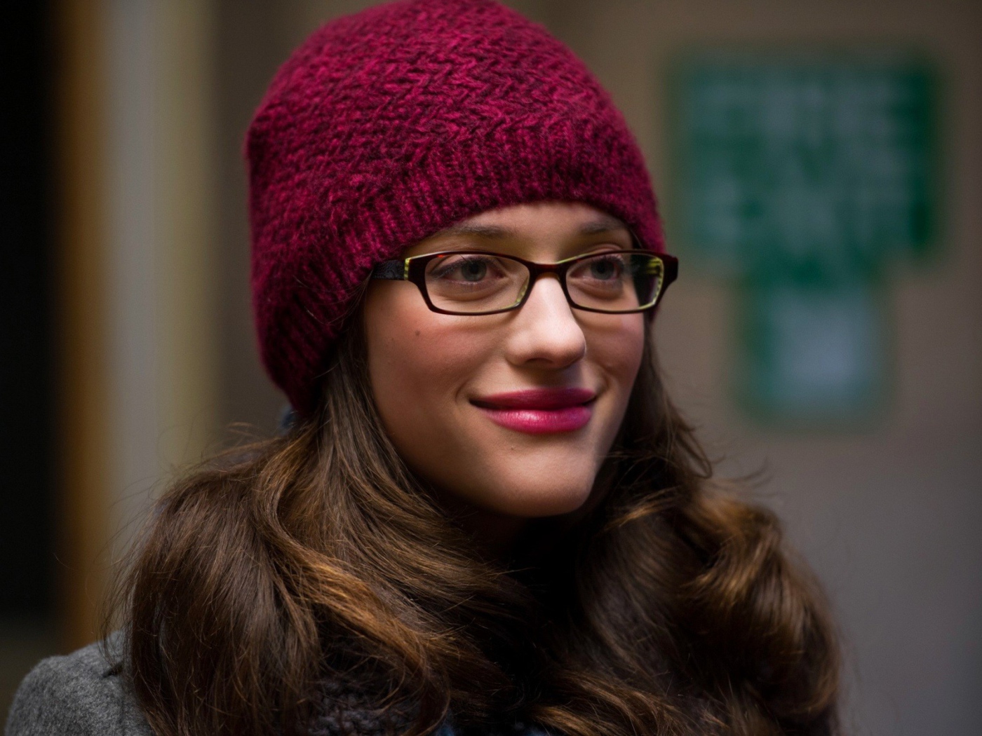 Девушка в очках и красной шапке
