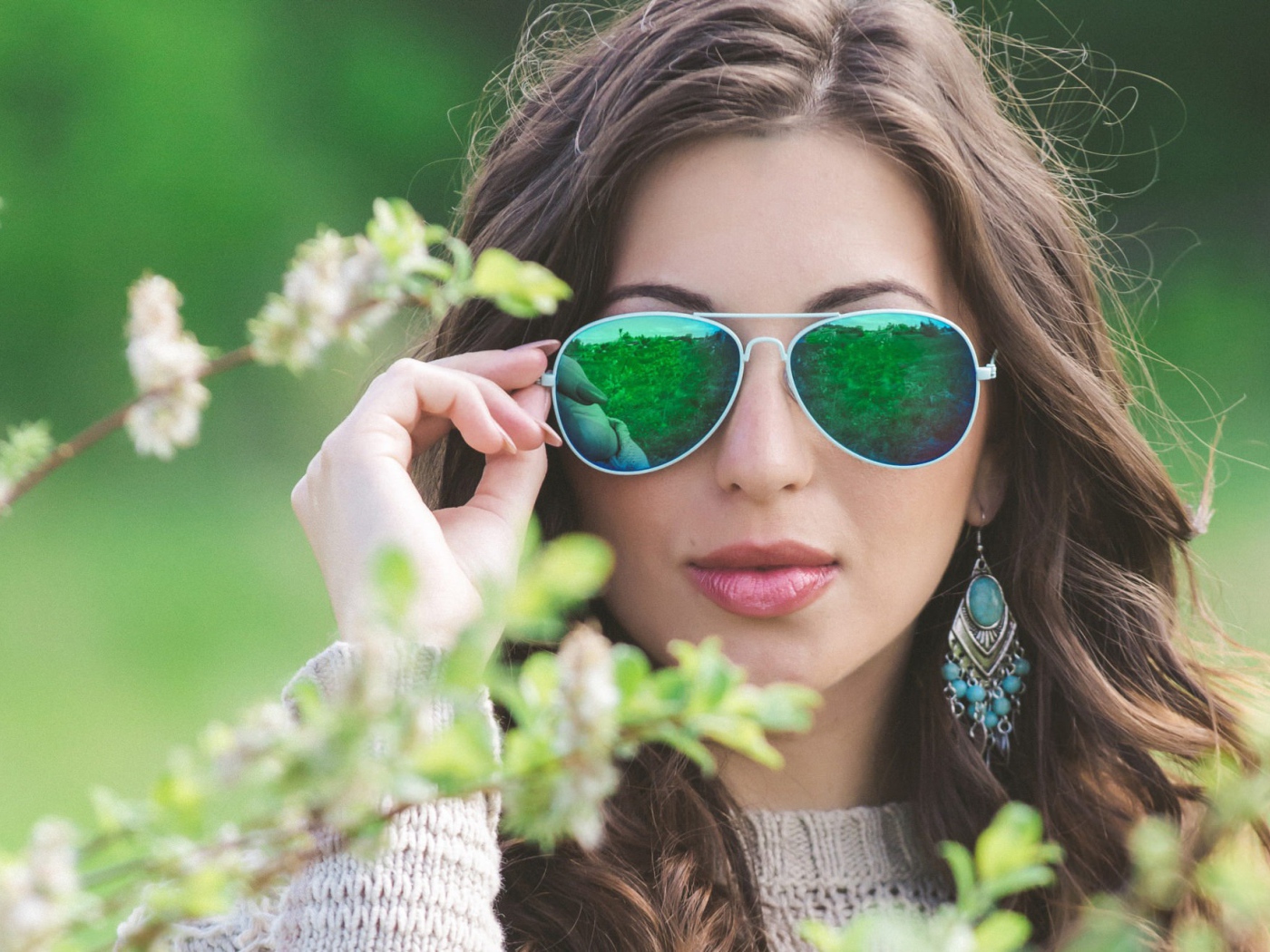 Зеленое отражение в очках у девушки