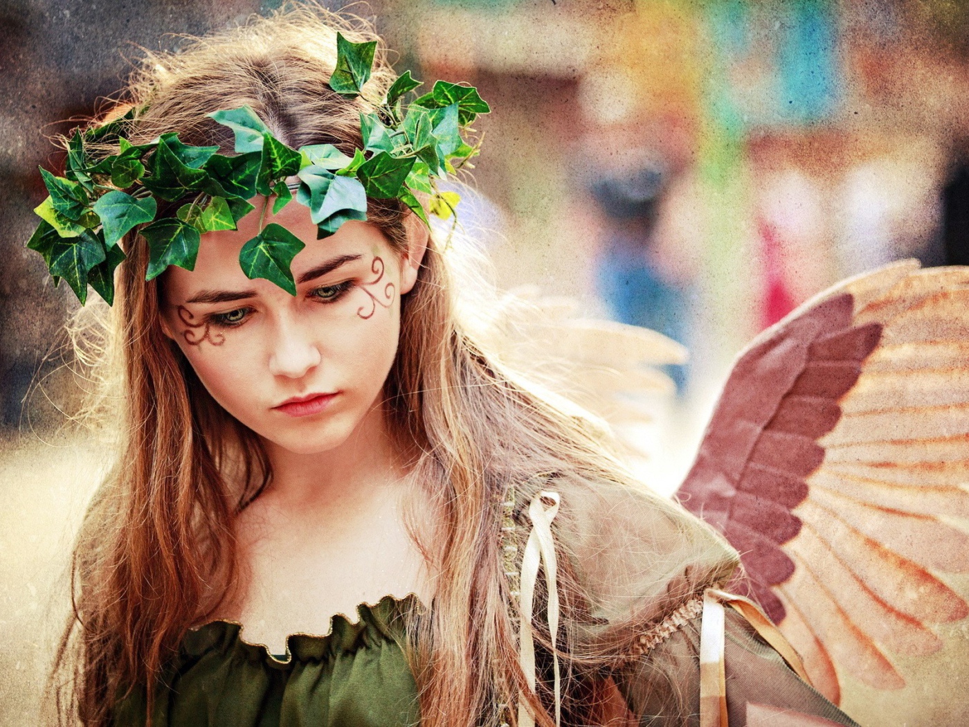 Зеленый венок и крылья ангела на девушке