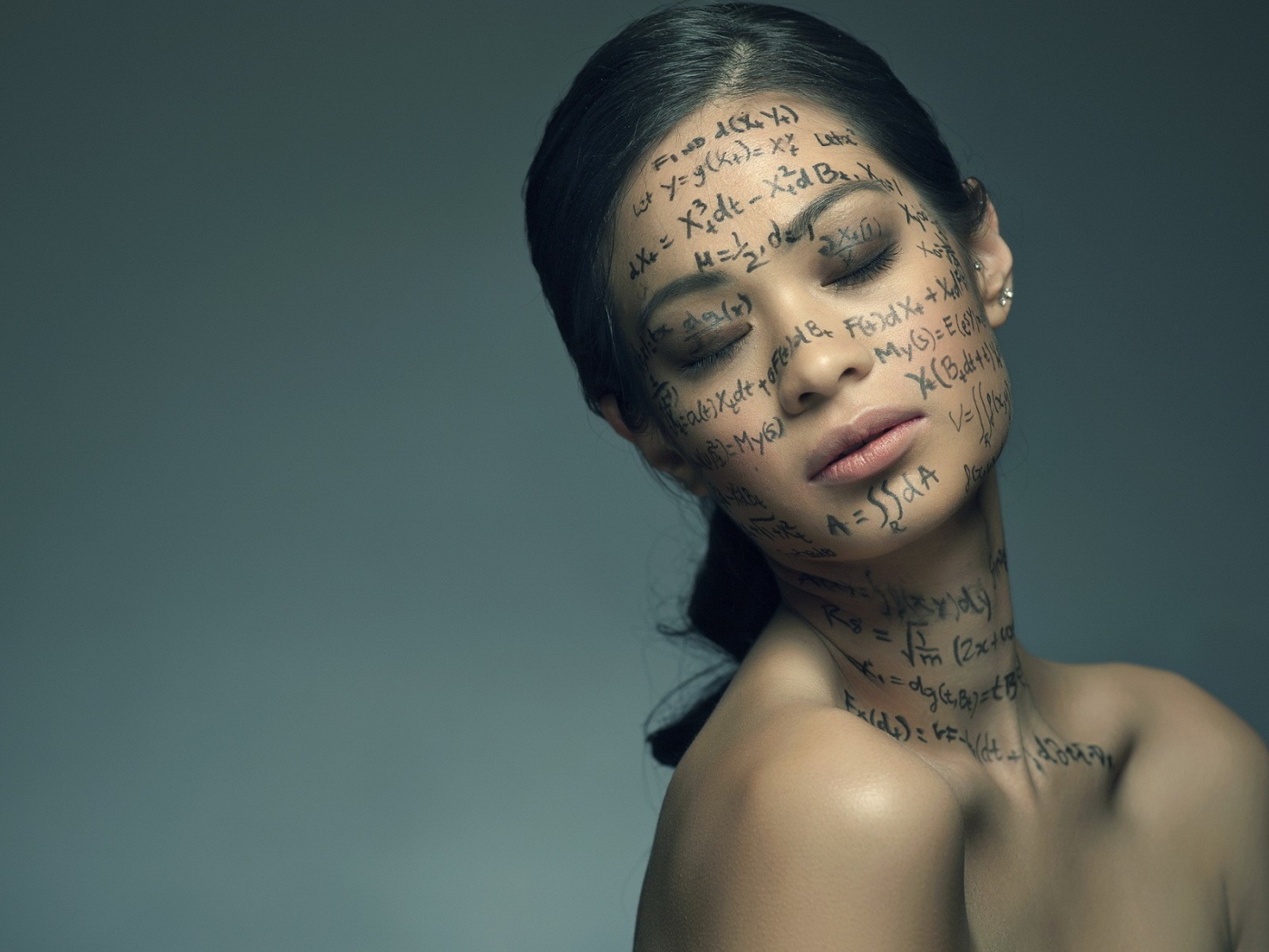 Надписи и формулы на лице у девушки