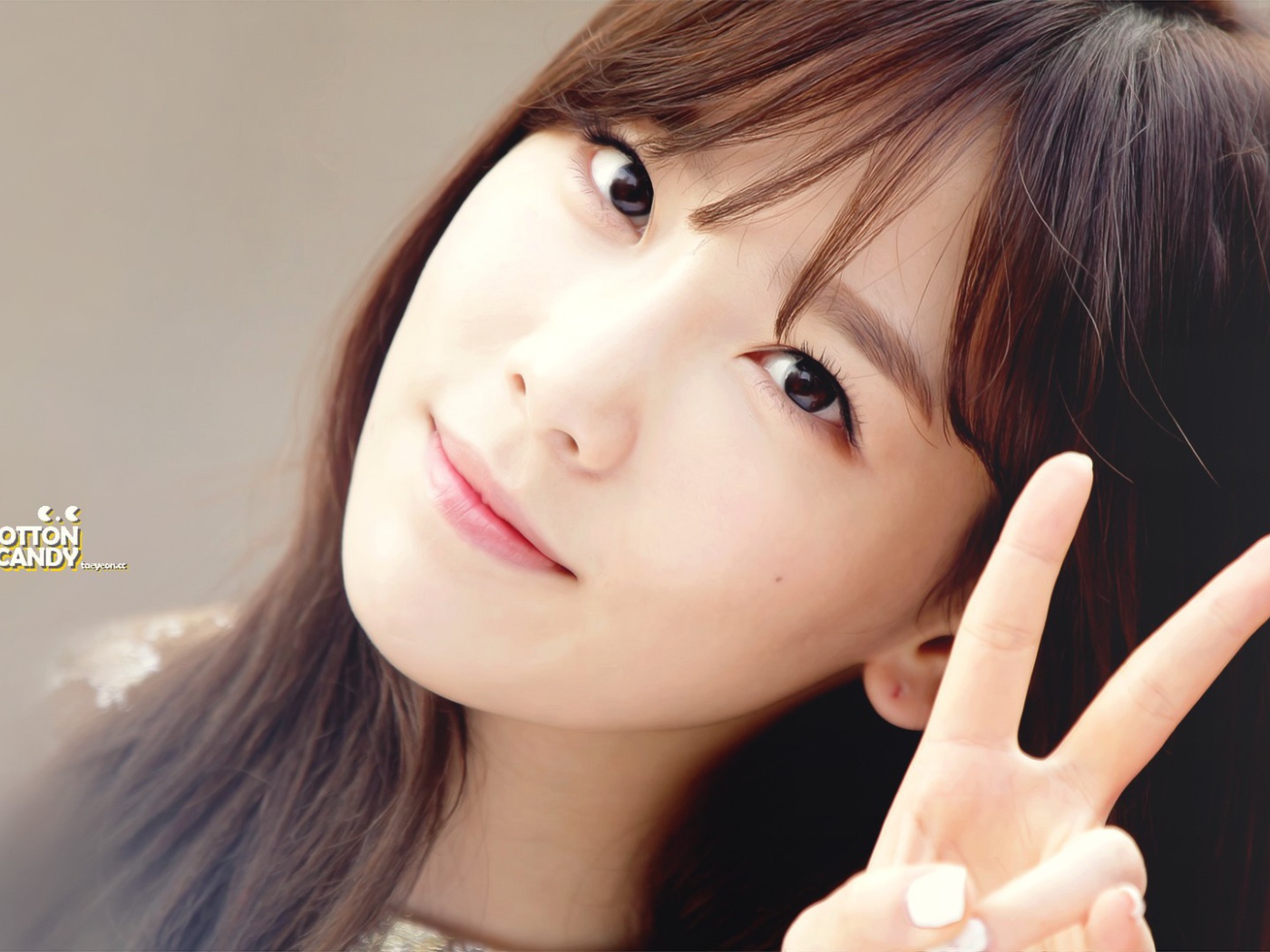 Корейская девушка показывает знак победы