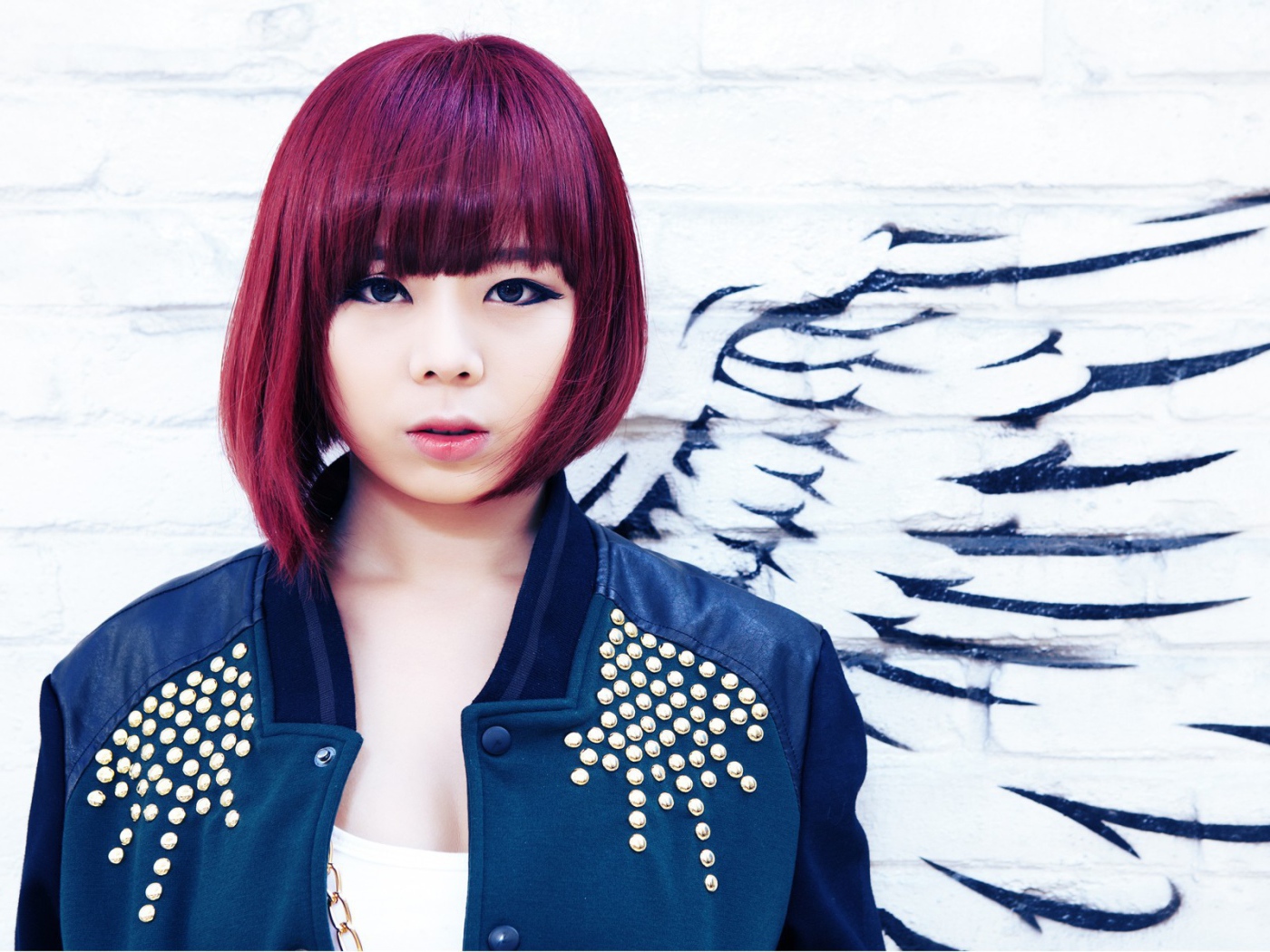 Кореянка с красными волосами ангел