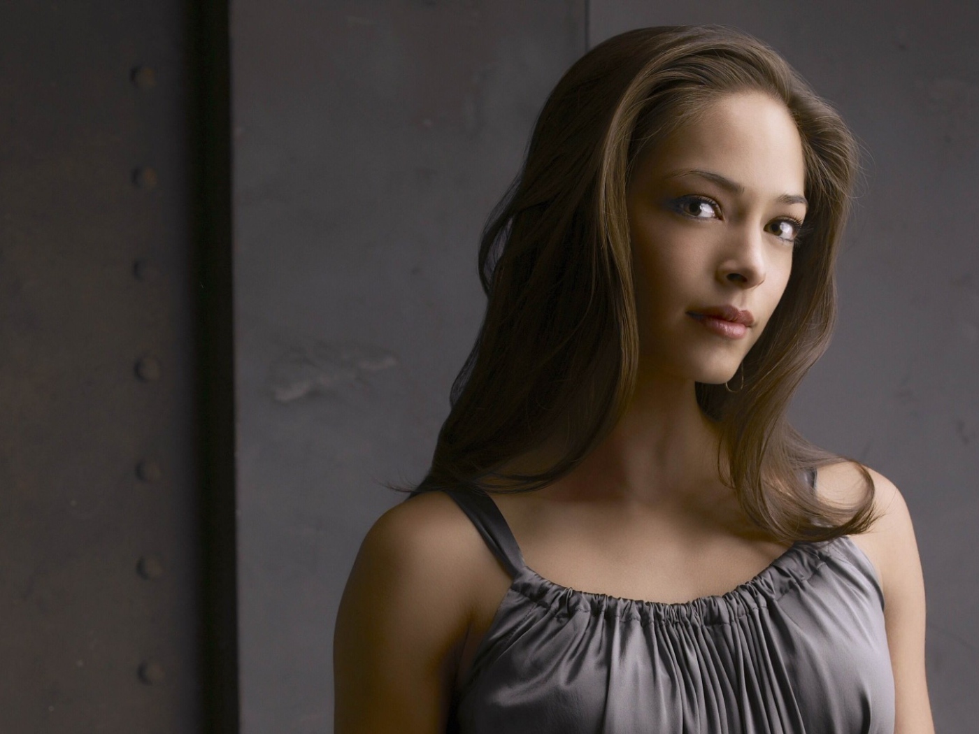 Кристин Кройк в сером платье