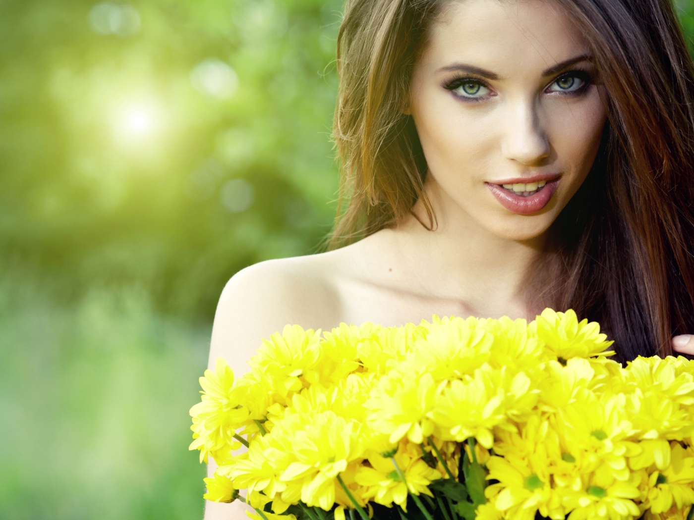 Длинноволосая девушка с букетом желтых полевых цветов