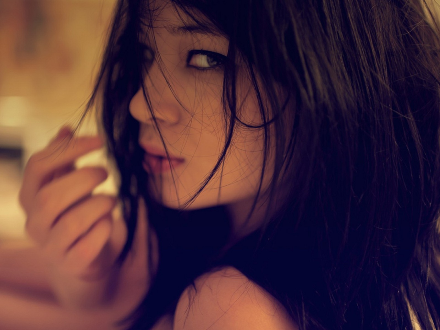 Искушающий взгляд брюнетки