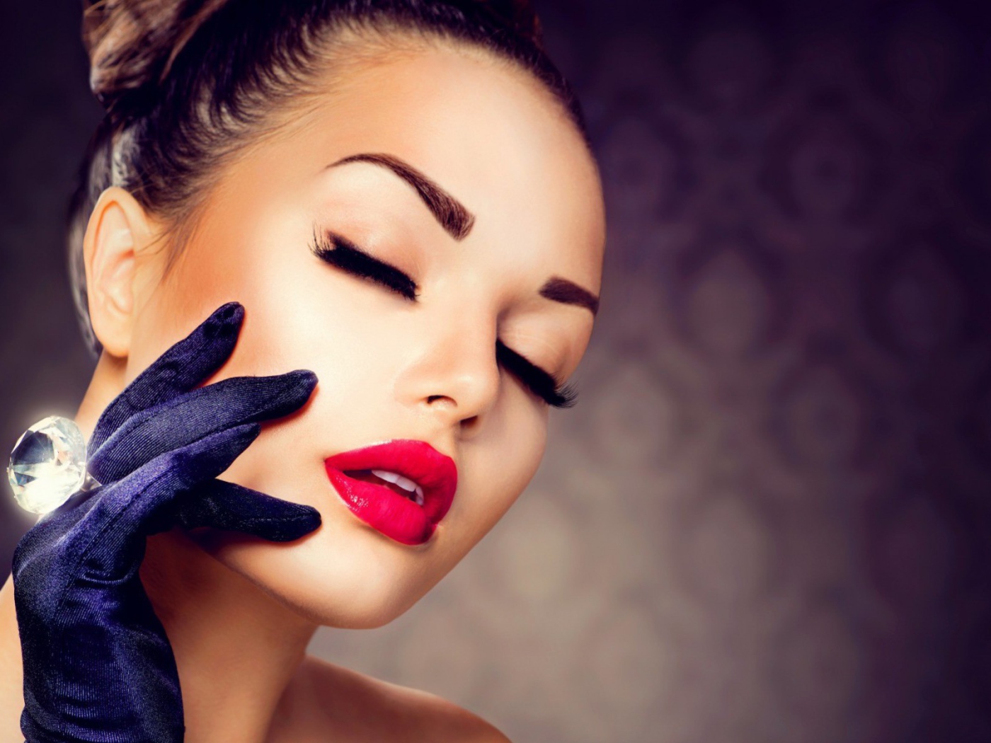 Роскошное бриллиантовое кольцо на руке девушки