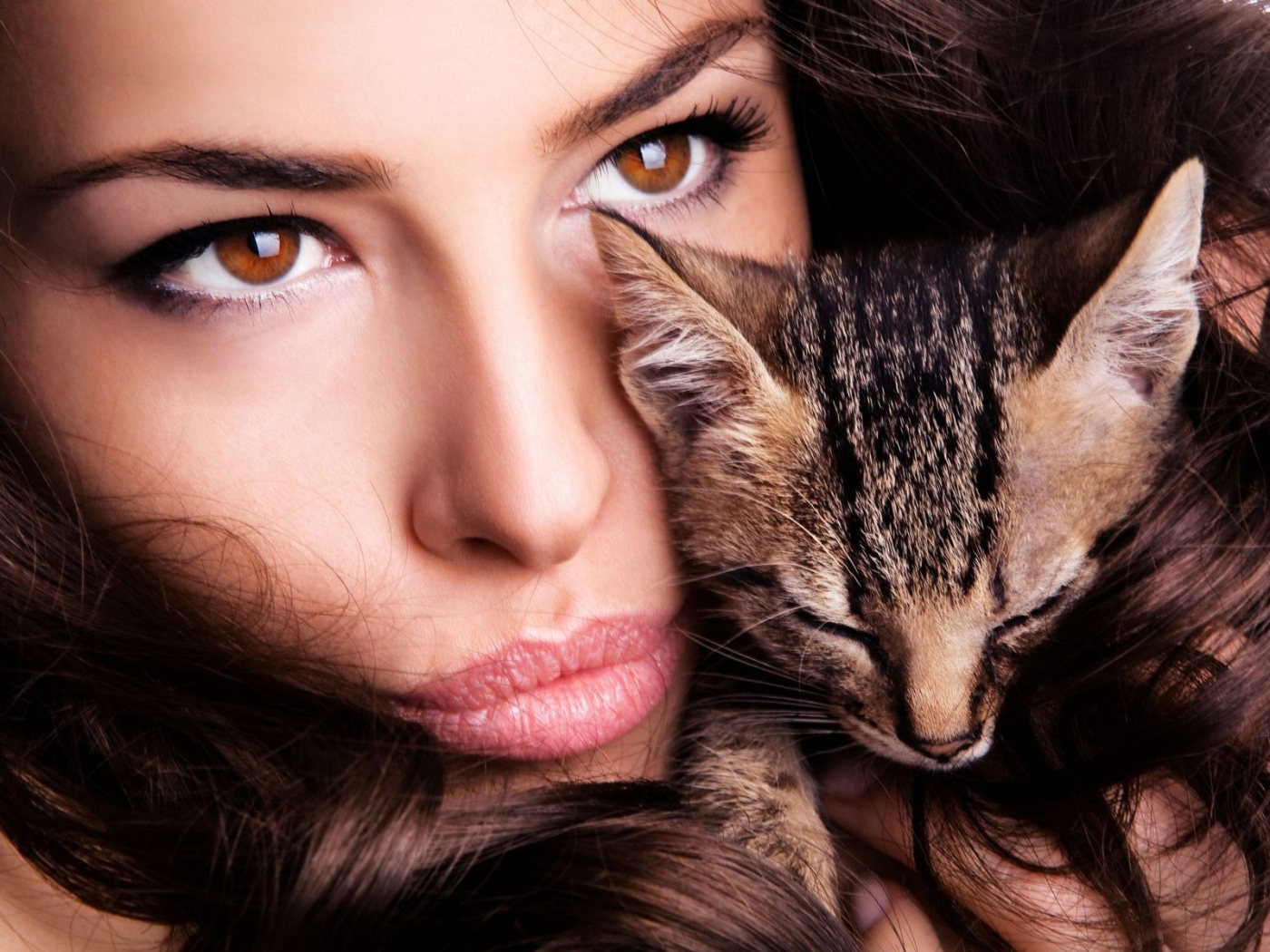 Модель Мелисса Рисо обнимает котенка