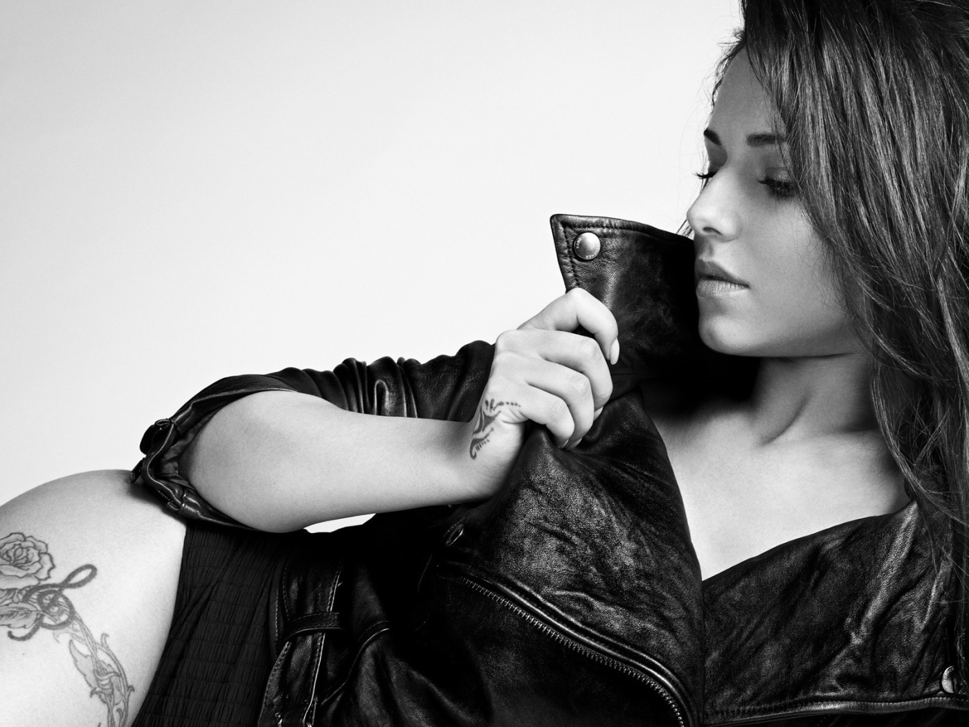 Монохромное фото девушки в кожаной куртке