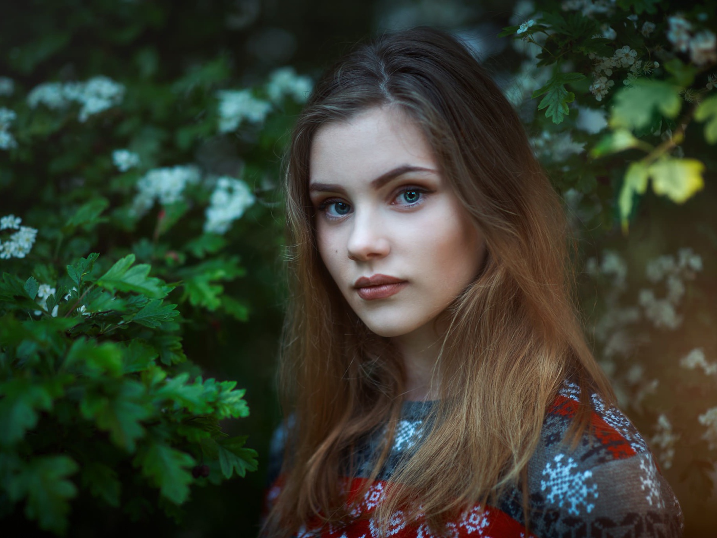 Портрет девушки на фоне зелени