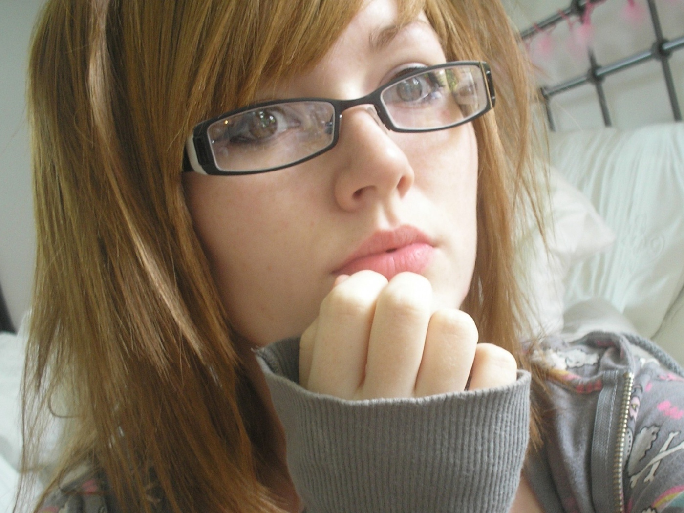 Рыжеволосая девушка в очках