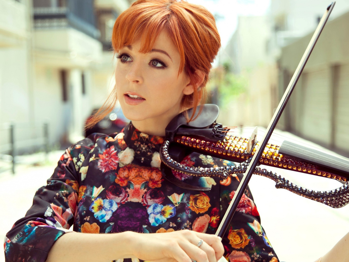 Рыжая девушка играет на скрипке со стразами