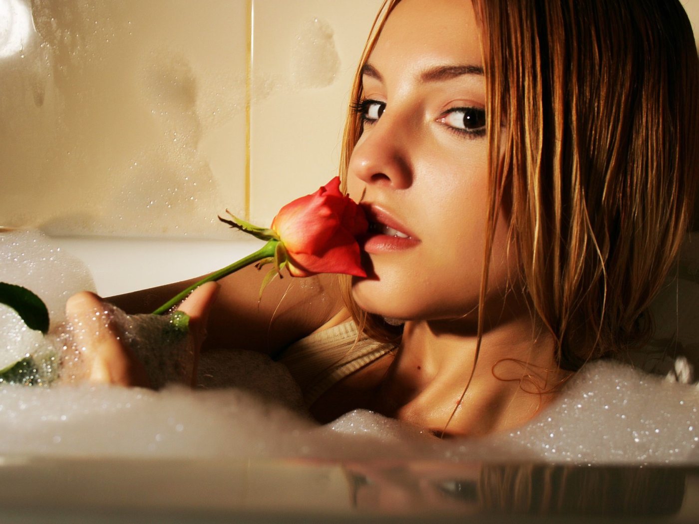 Рыжая девушка с розой купается