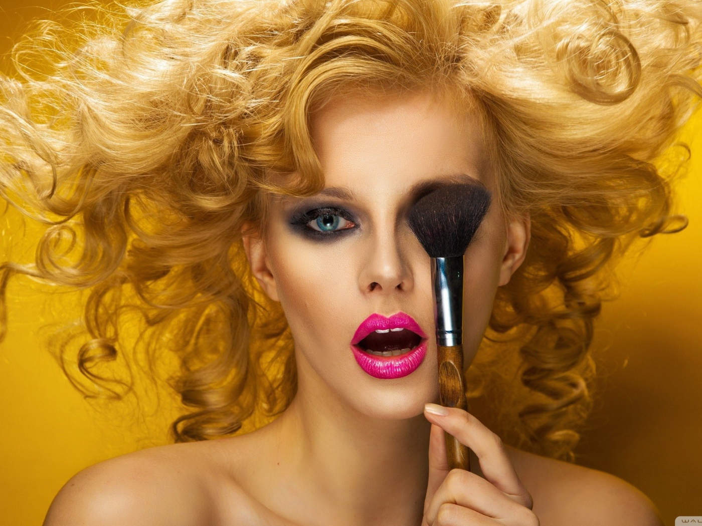 Рыжая девушка делает макияж