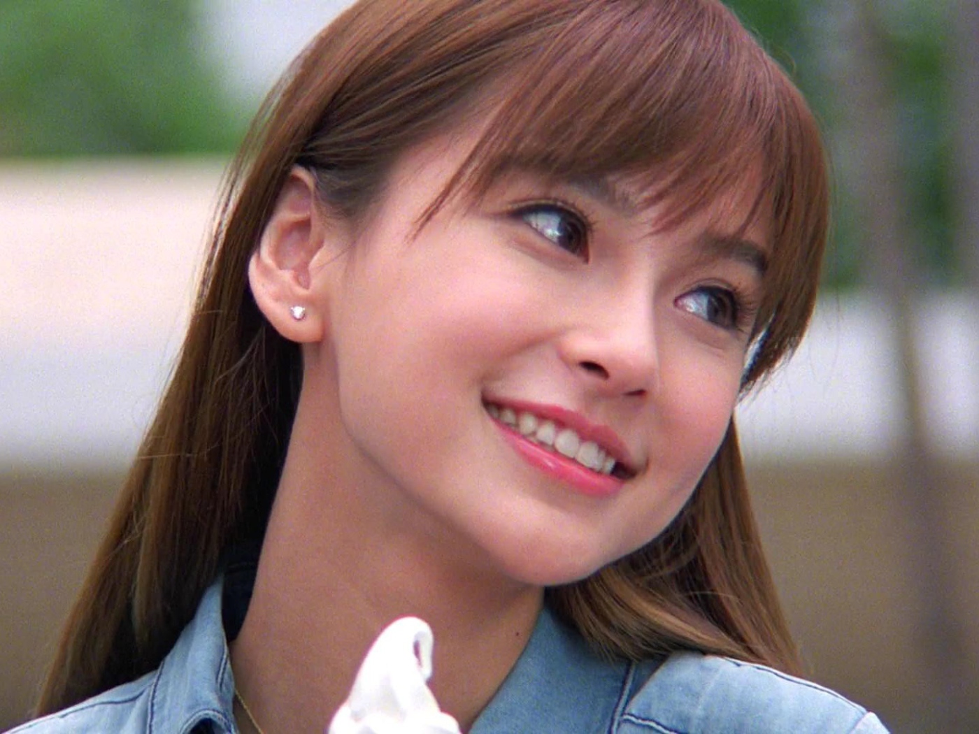 Рыжая девушка японка улыбается