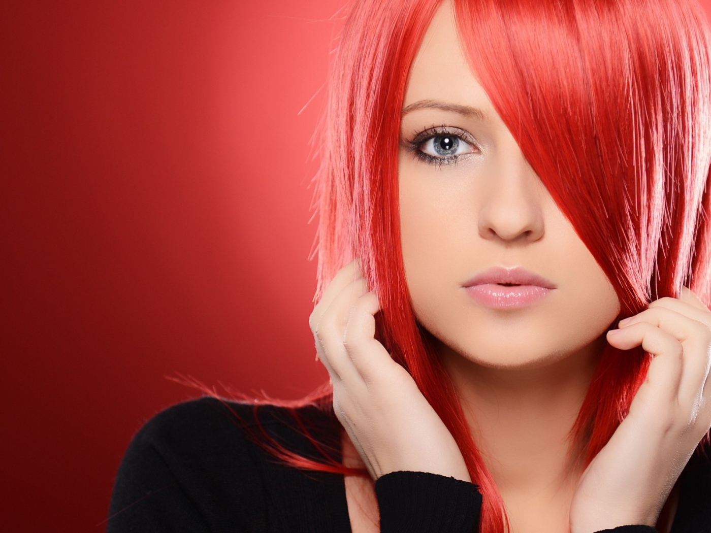 Красноволосая девушка на красном фоне