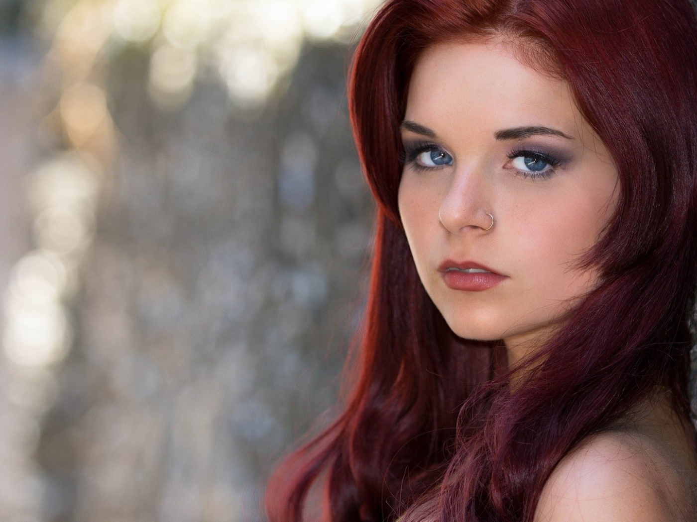 Кольцо в носу у девушки с коричневыми волосами