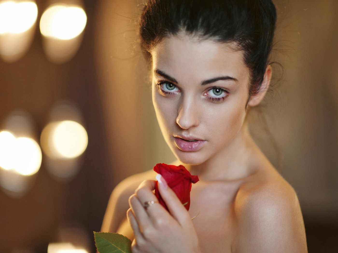 Роза в руке у девушки Аллы Бергер