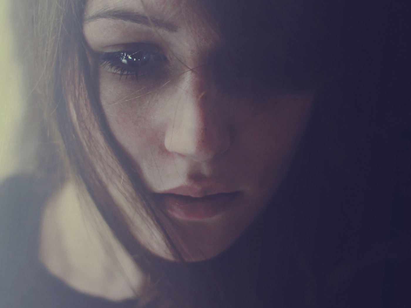 Грустные глаза у девушки брюнетки