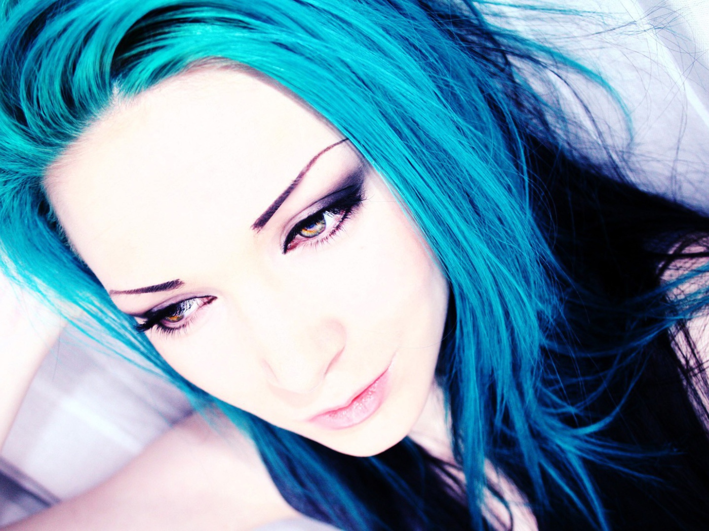 Грустная девушка с голубыми волосами