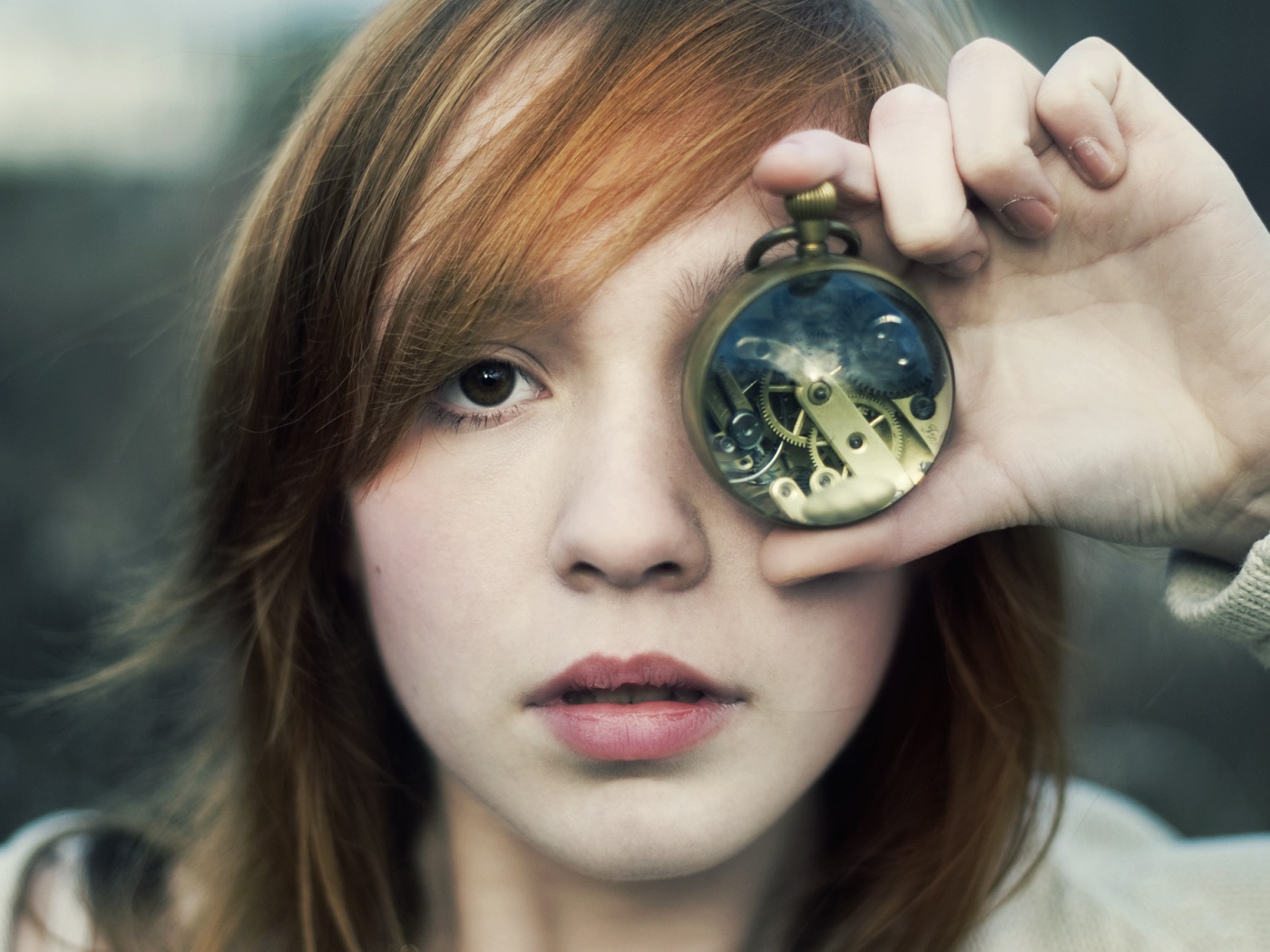 Девушка закрыла глаз часами