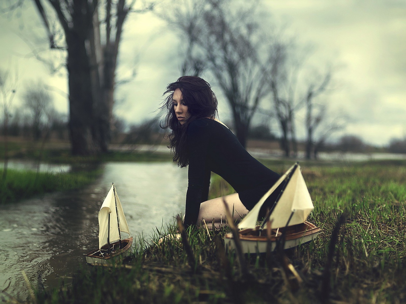 Девушка пускает кораблики по ручью