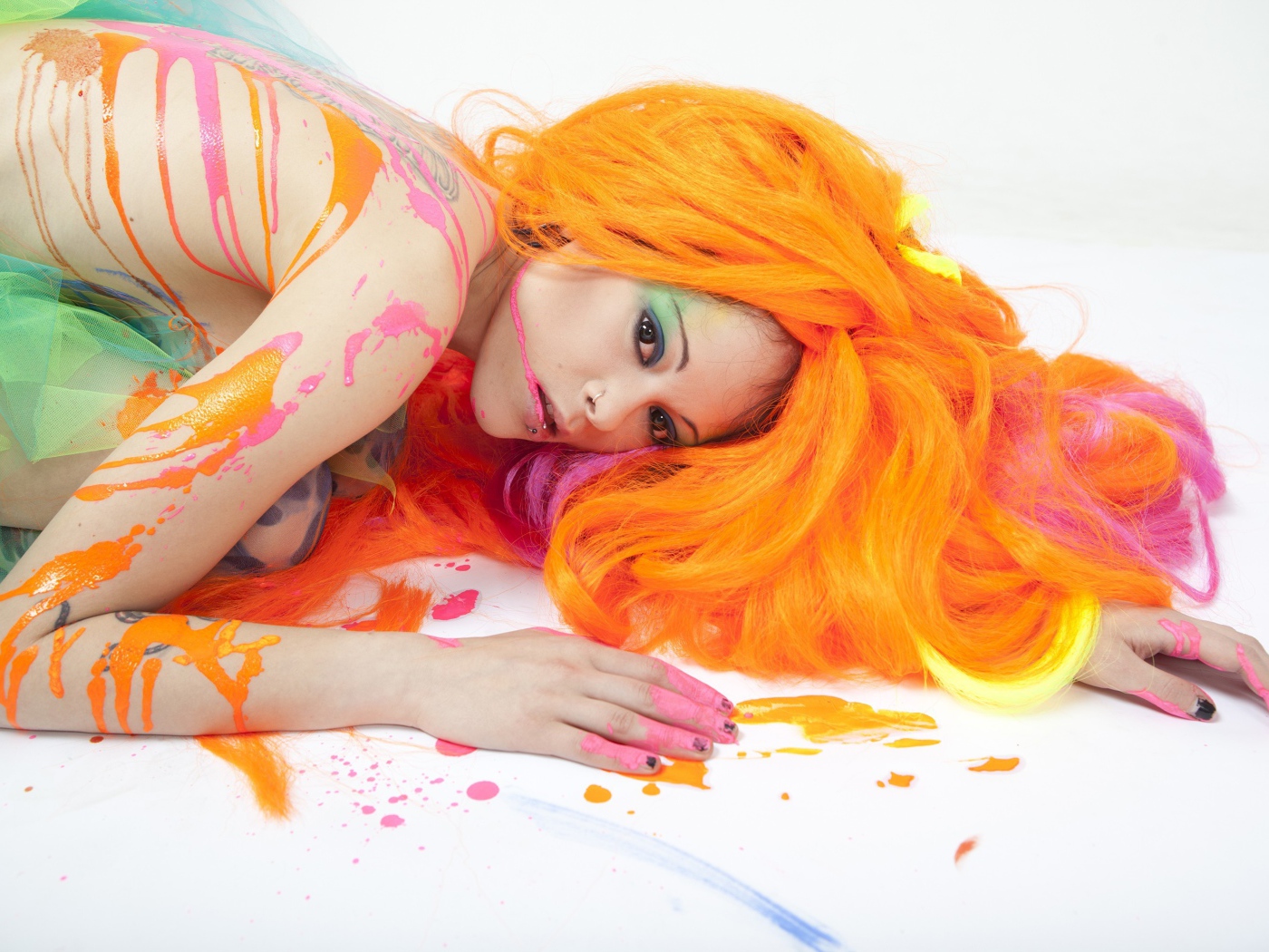 Девушка в красках с оранжевыми волосами