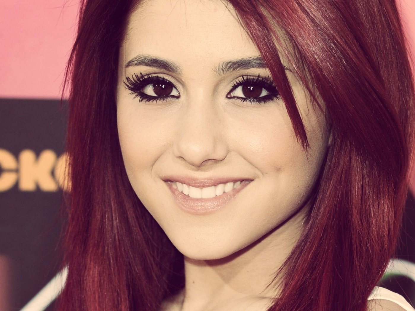 Улыбка девушки Ариана Гранде